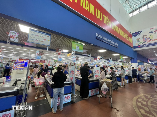 Thủ tướng chỉ đạo khẩn ứng phó với bão số 13 và mưa lũ sau bão Người dân đổ xô vào Siêu thị Coop Mark Quy Nhơn mua đồ thiết yếu chống bão. (Ảnh: Sỹ Thắng/TTXVN)