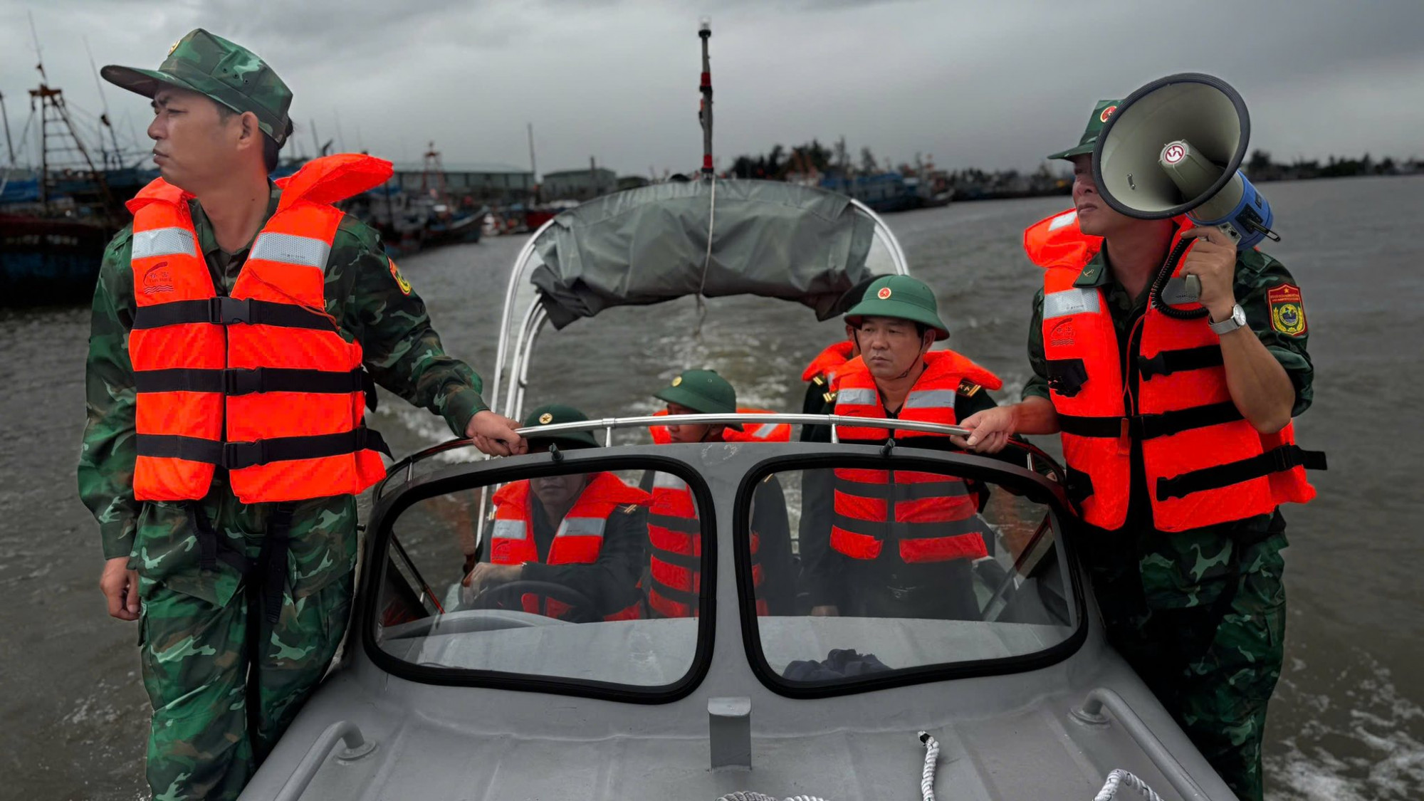 Bộ đội Biên phòng cửa khẩu cảng Sa Kỳ kêu gọi người dân di chuyển tàu thuyền vào bờ tránh trú bão_Ảnh: Biên phòng Quảng Ngãi.