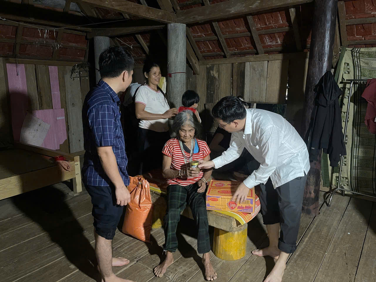 Lãnh đạo địa phương đi vận động bà con khu vực có nguy cơ sạt lở về nơi an toàn tại thôn Nước Lầy, xã Ba Vì, Quảng Ngãi_Ảnh: Viết Bình.