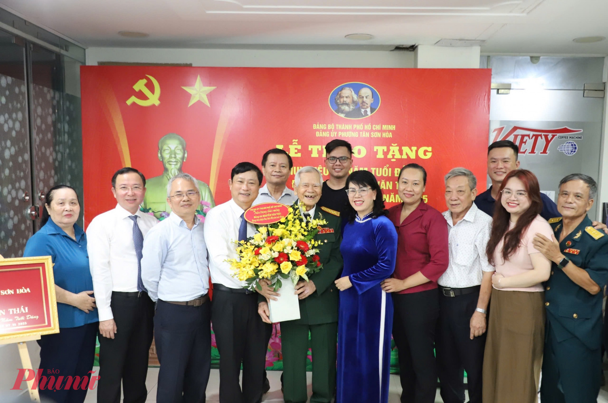 Lãnh đạo TPHCM chụp hình kỷ niệm cùng ông Nguyễn Văn Thái - Đảng viên 80 năm tuổi Đảng - Ảnh: Thanh Tâm