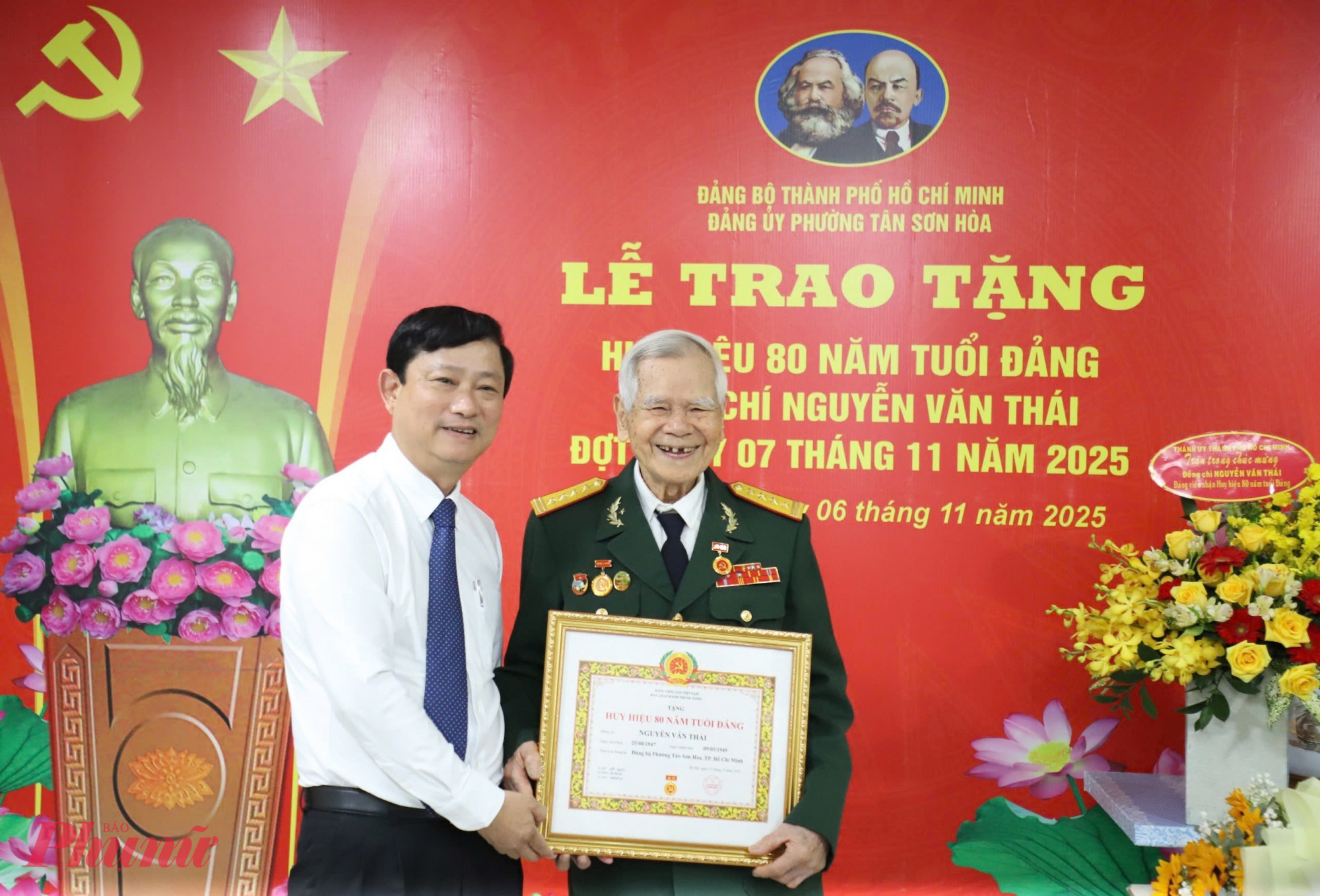 Chủ tịch HĐND TPHCM Võ Văn Minh đã trao Huy hiệu 80 năm tuổi Đảng cho đảng viên Nguyễn Văn Thái - Ảnh: Thanh Tâm