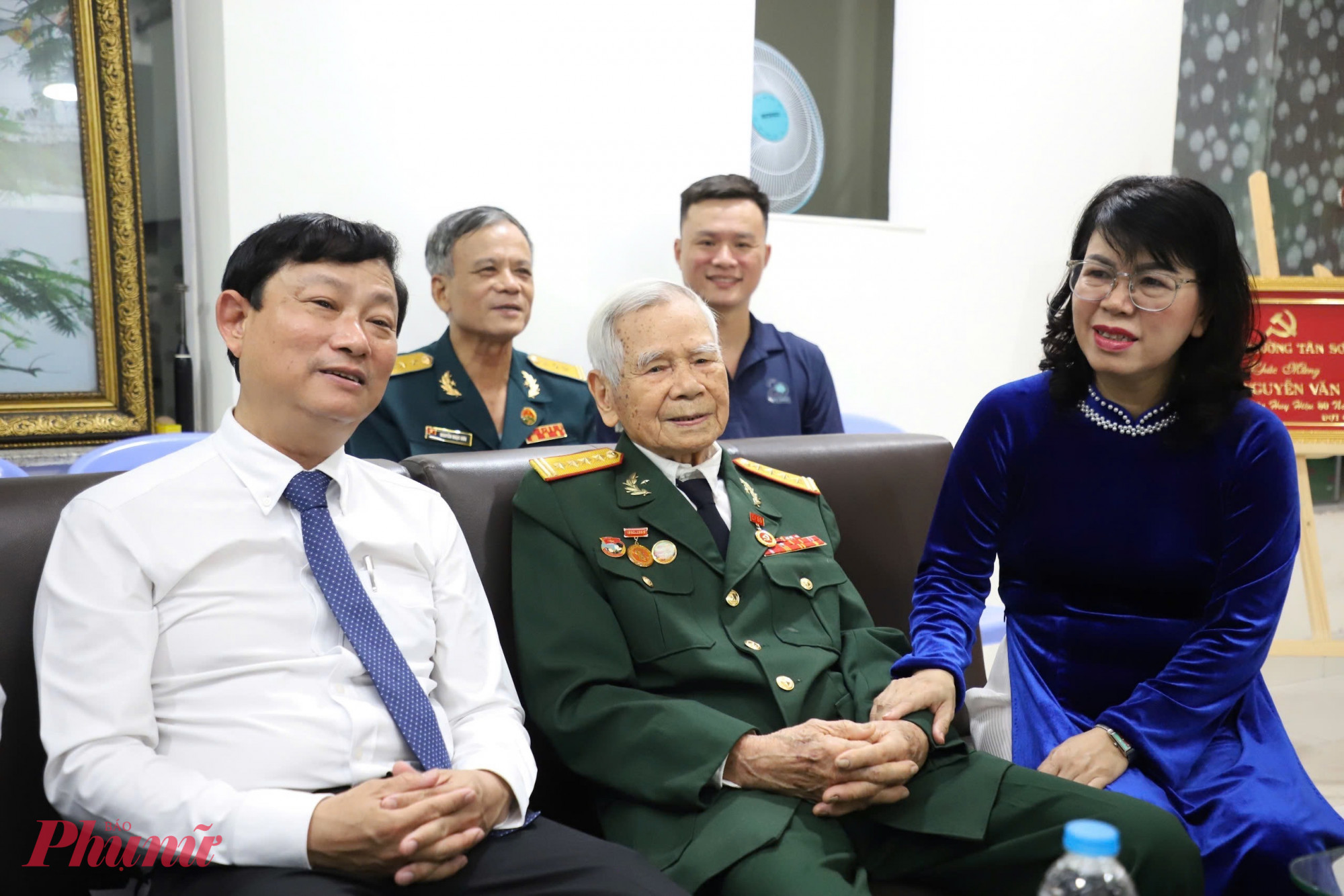 Chủ tịch HĐND TPHCM Võ Văn Minh và bà Trương Lê Mỹ Ngọc - Bí thư Đảng ủy, Chủ tịch HĐND phường Tân Sơn Hoà thăm hỏi ông Nguyễn Văn Thái, đảng viên Chi bộ Khu phố 27 - Ảnh: Thanh Tâm