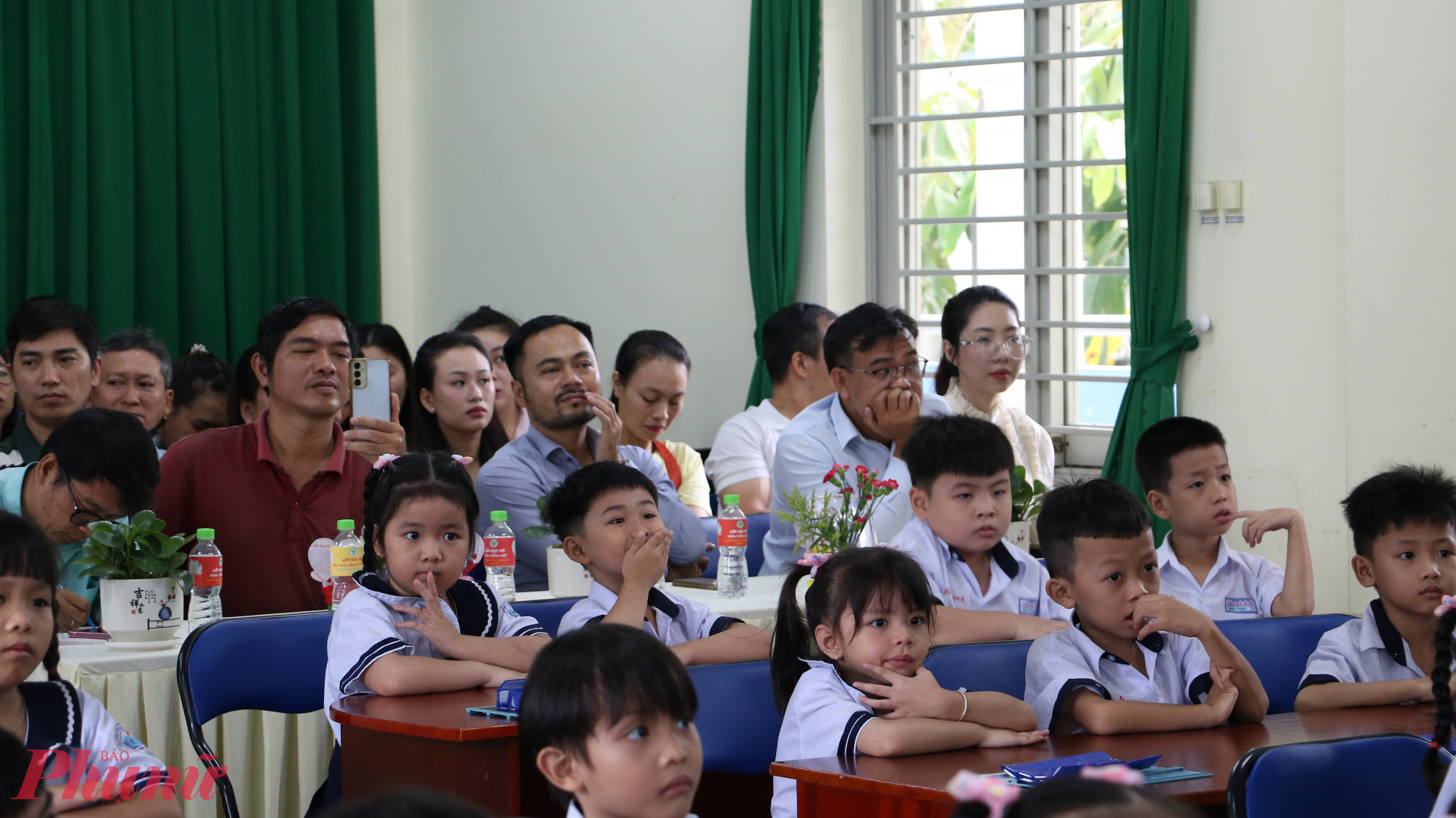 Phụ huynh và học sinh đều hết sức tập trung trong giờ học