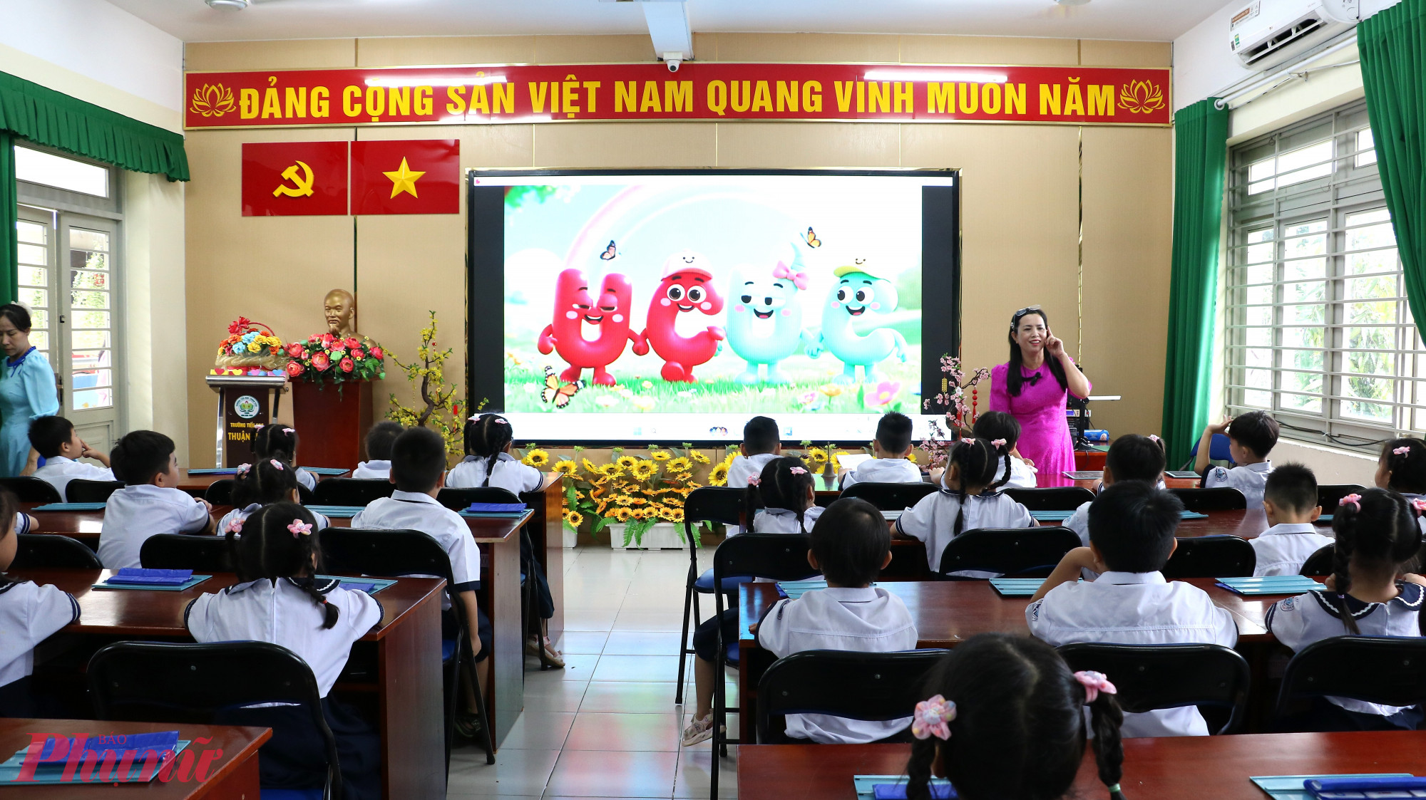 Trong tiết học, cô giáo sử dụng nhiều sản phẩm ứng dụng AI để thu hút học sinh