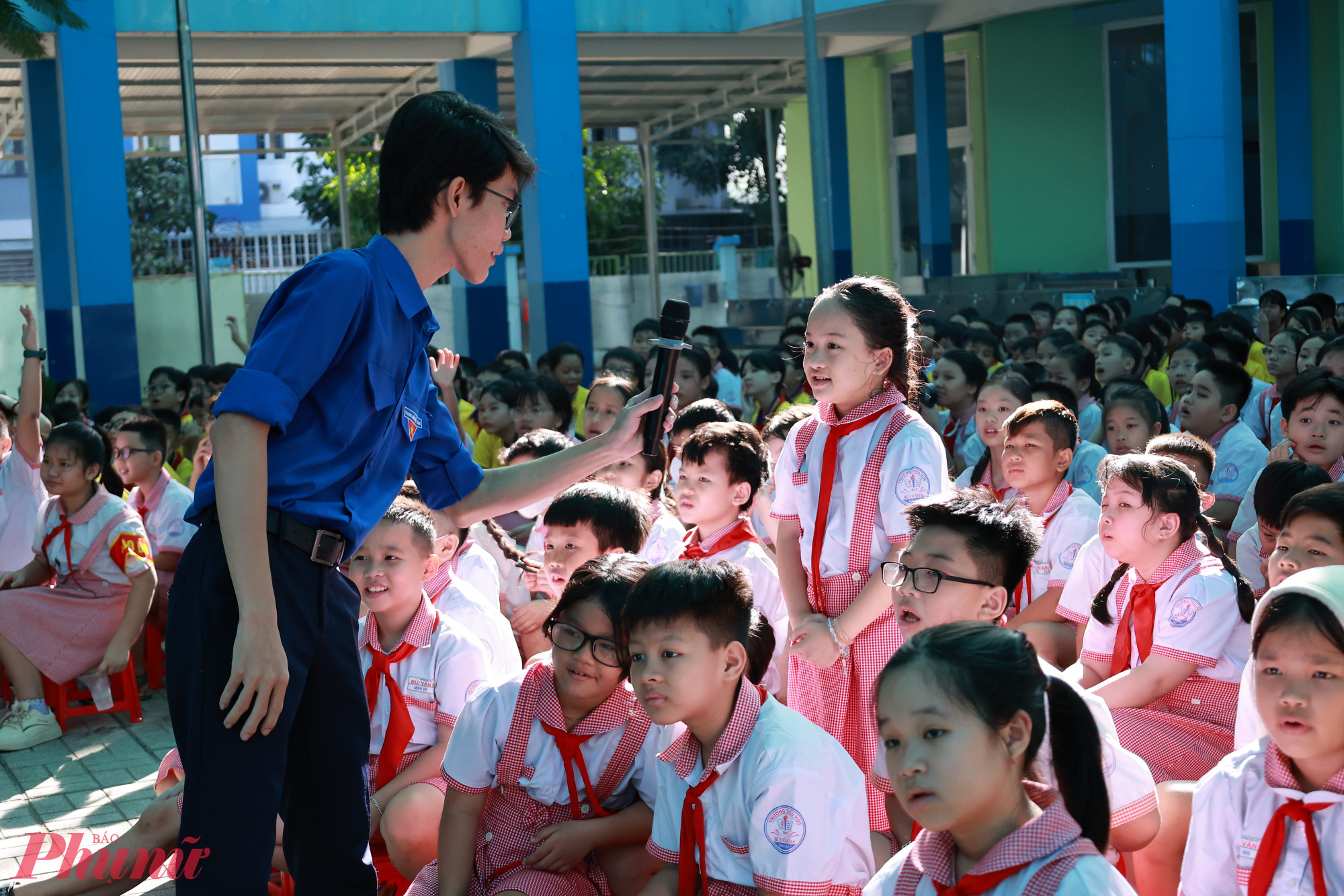 Học sinh Trường tiểu học Bùi Văn Ba trong giờ chào cờ đầu tuần - Ảnh: Hồng Nga