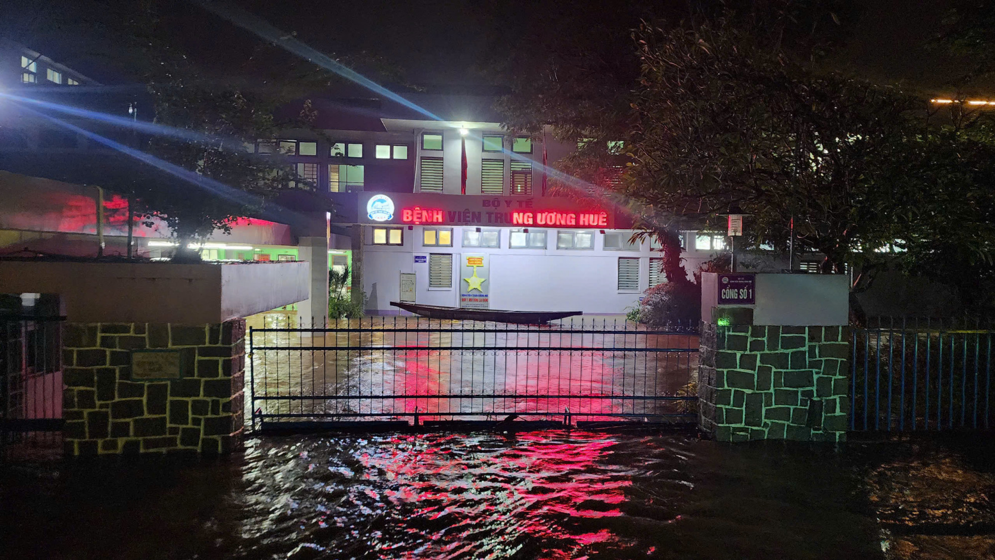 Bệnh viện Trung ương Huế ngập nặng sau trận mưa lũ lịch sử