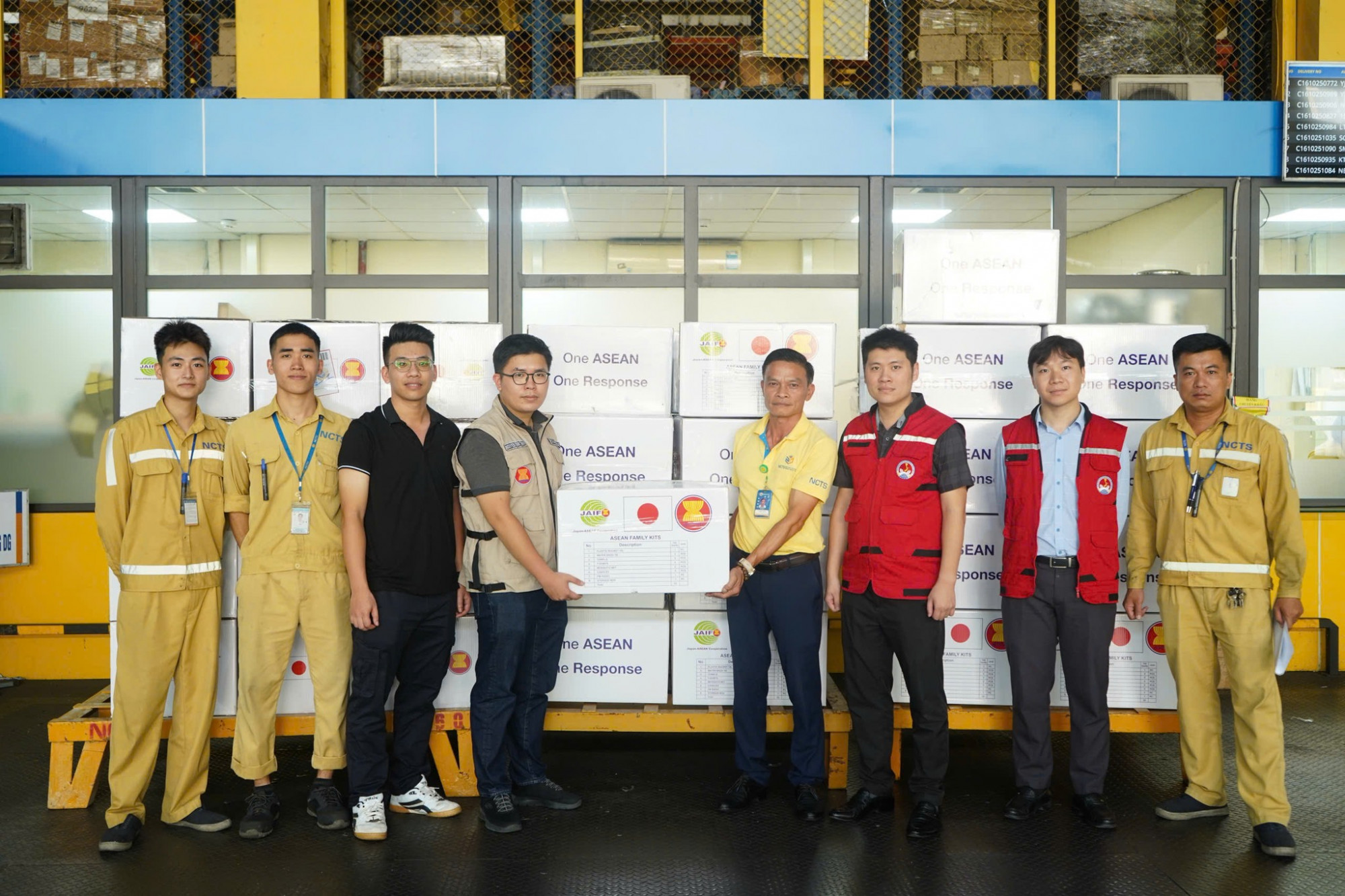 Trung tâm AHA trao tặng chuyến hàng viện trợ khẩn cấp thứ hai giúp người dân vùng thiên tai sớm ổn định cuộc sống. Ảnh: Cục Quản lý đê điều và Phòng, chống thiên tai