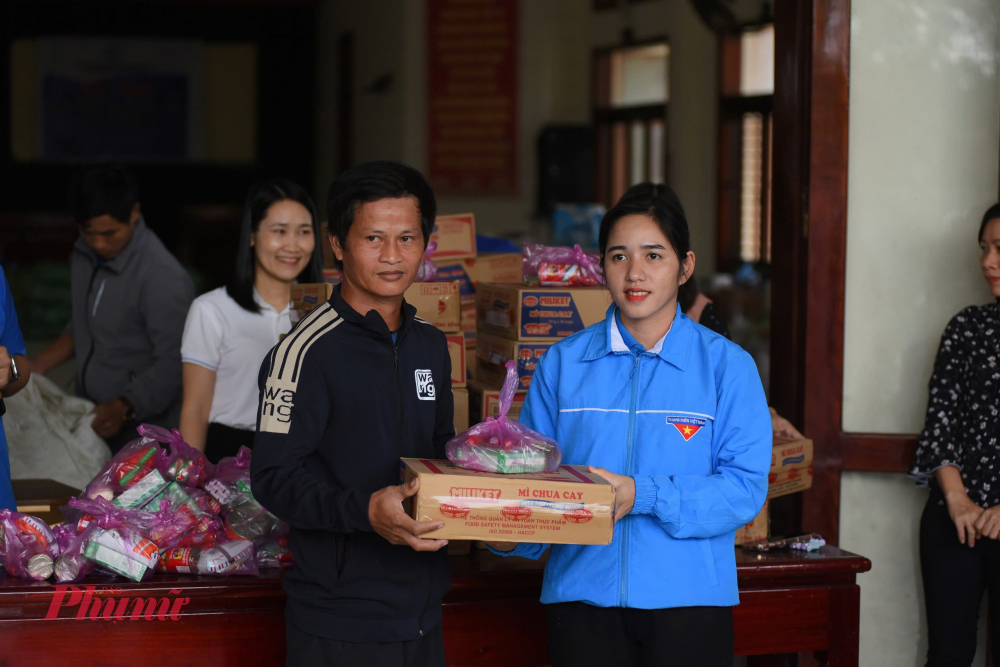 Trong sáng nay, những hộ dân ở làng Thủ Lễ, Lương Cổ Nam ( xã Quảng Điền) đã nhận được món quà ý nghĩa