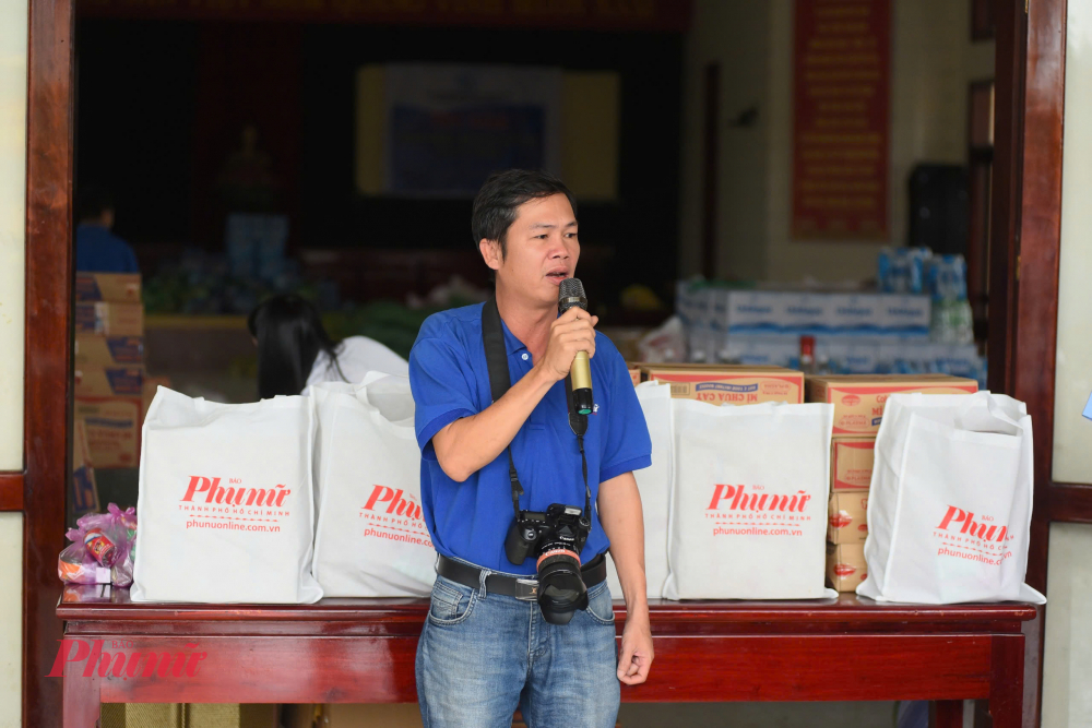 Tại xã Quảng Điền, đoàn đã trao 220 suất quà, với tổng khối lượng gần 800 kg gồm các nhu yếu phẩm thiết yếu như mì tôm, nước mắm, thịt hộp và sữa. 