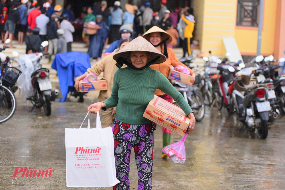 Mặc dù giao thông một số thôn vẫn còn bị chia cắt, phương tiện đi lại về các thôn thấp trũng chủ yếu bằng ghe thuyền nhưng bà con vẫn sắp sếp thời gian đến nhận quà đúng giờ