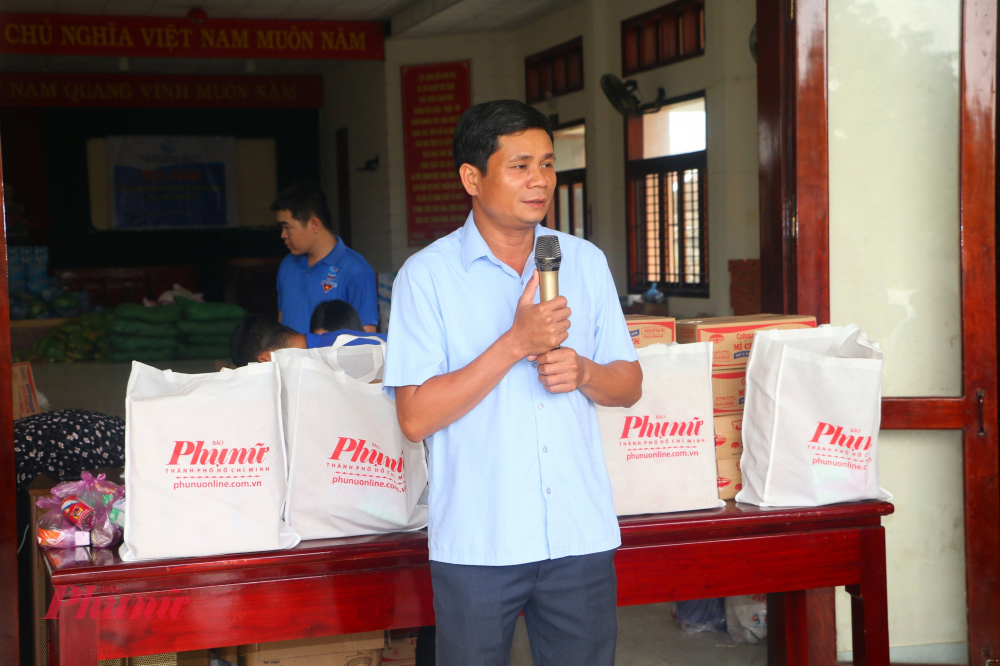 Ông Trần Kìm – Phó chủ tịch UBND xã Quảng Điền cảm ơn báo Phụ nữ TPHCM đã có những món quà ý nghĩa, kịp thời cà rất thiết thực gửi tặng bà con vùng lũ Quảng Điền giữa lic còn bộn  về khó khăn 