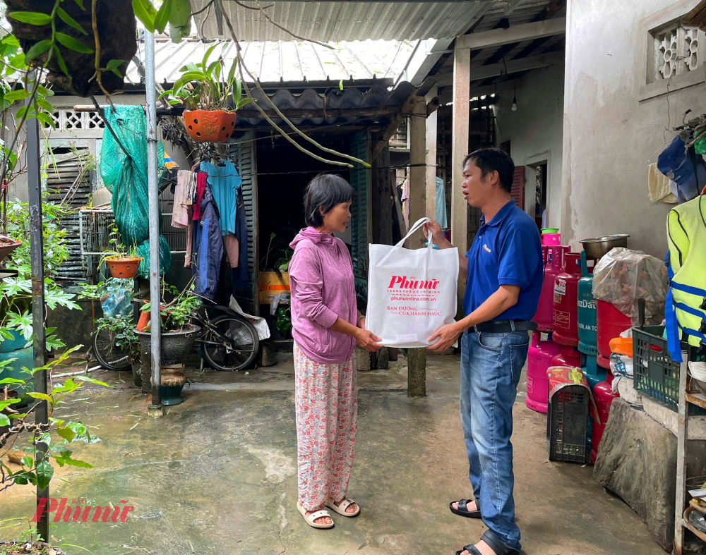 Đại diện Báo Phụ nũ TP HCM trao quà cho hộ bà Lê Thị Cúc tại làng Thủ Lễ xã Quảng Điền 