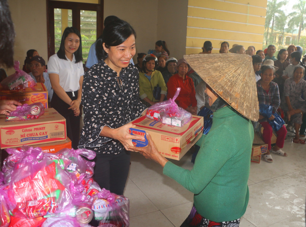 Từng món quà ấm áp đong đầy tình cảm của người dân TP HCM đã được trao trực tiếp đến người dân vùng lũ