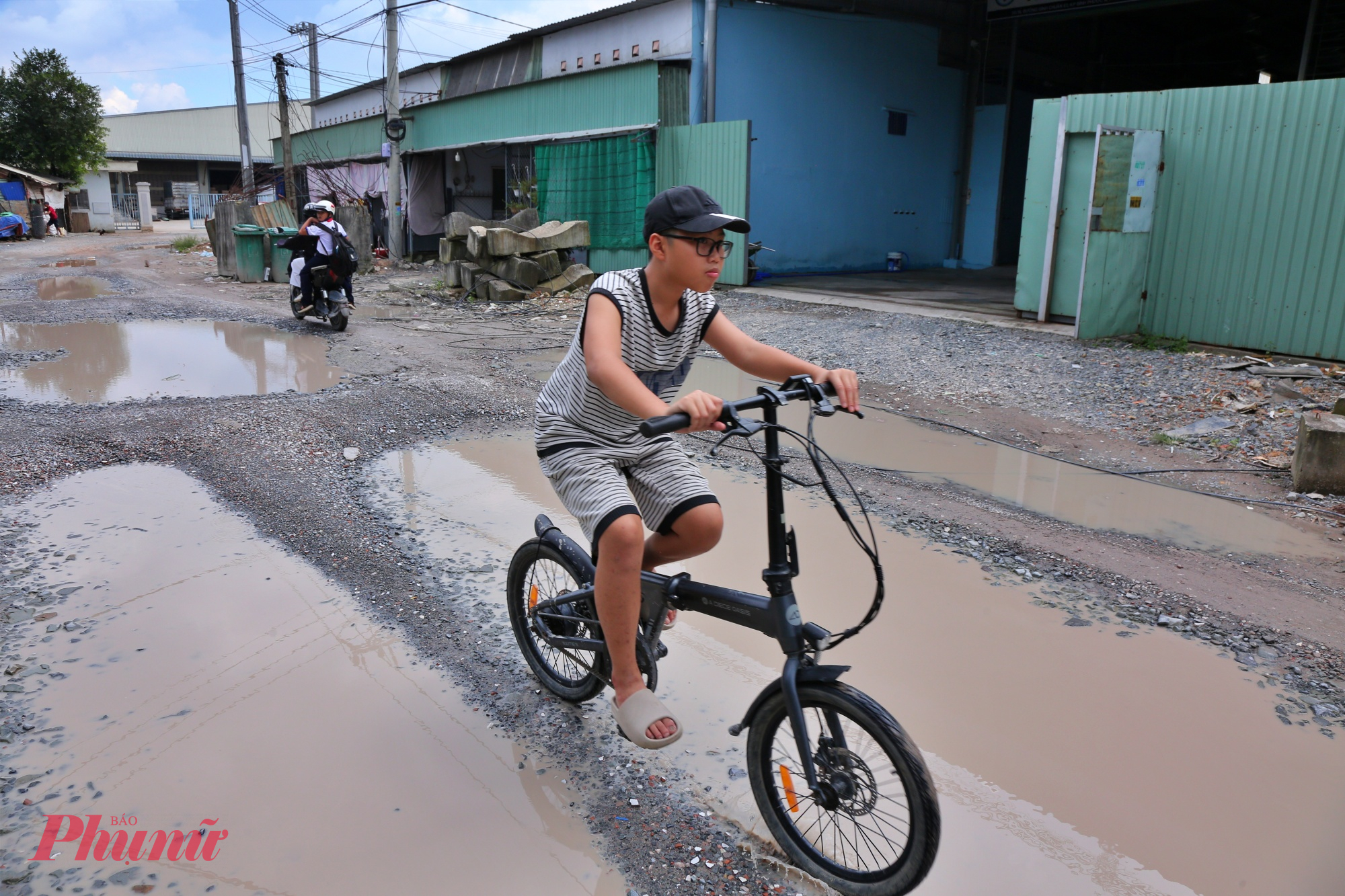 chủ đầu tư cũng nhắc nhở đơn vị thi công phải đảm bảo an toàn giao thông, che chắn hố ga, lắp tấm đan tạm an toàn, và khai thông các vị trí đọng nước để tránh tai nạn cho người dân.