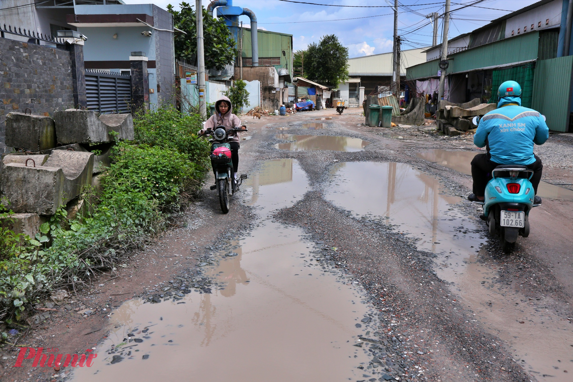Dự án nâng cấp đường Bình Chuẩn 63 thuộc dự án Xây dựng hệ thống thoát nước hạ lưu đường Lê Thị Trung tổng mức đầu tư 340 tỉ đồng, hiện rơi vào tình trạng dang dở, nham nhở, khiến đời sống người dân và việc học hành của học sinh bị đảo lộn.