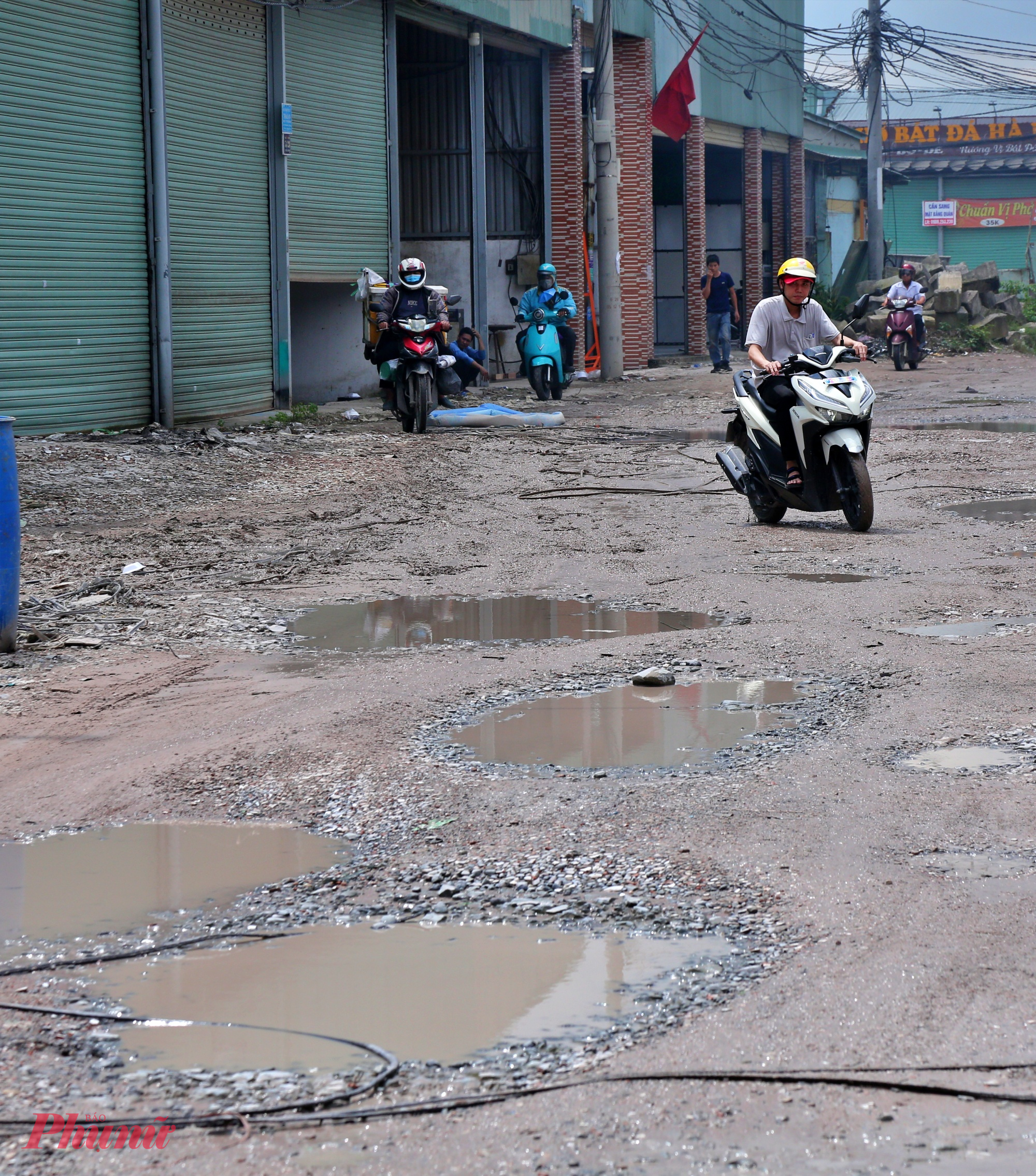 Trước tình trạng thi công ì ạch, Ban Quản lý dự án đầu tư xây dựng khu vực Thuận An (chủ đầu tư) đã yêu cầu nhà thầu đẩy nhanh tiến độ, thi công cuốn chiếu từng đoạn và sớm hoàn trả mặt bằng ở khu dân cư hiện hữu. Đồng thời, chủ đầu tư cũng nhắc nhở đơn vị thi công phải đảm bảo an toàn giao thông, che chắn hố ga, lắp tấm đan tạm an toàn, và khai thông các vị trí đọng nước để tránh tai nạn cho người dân.