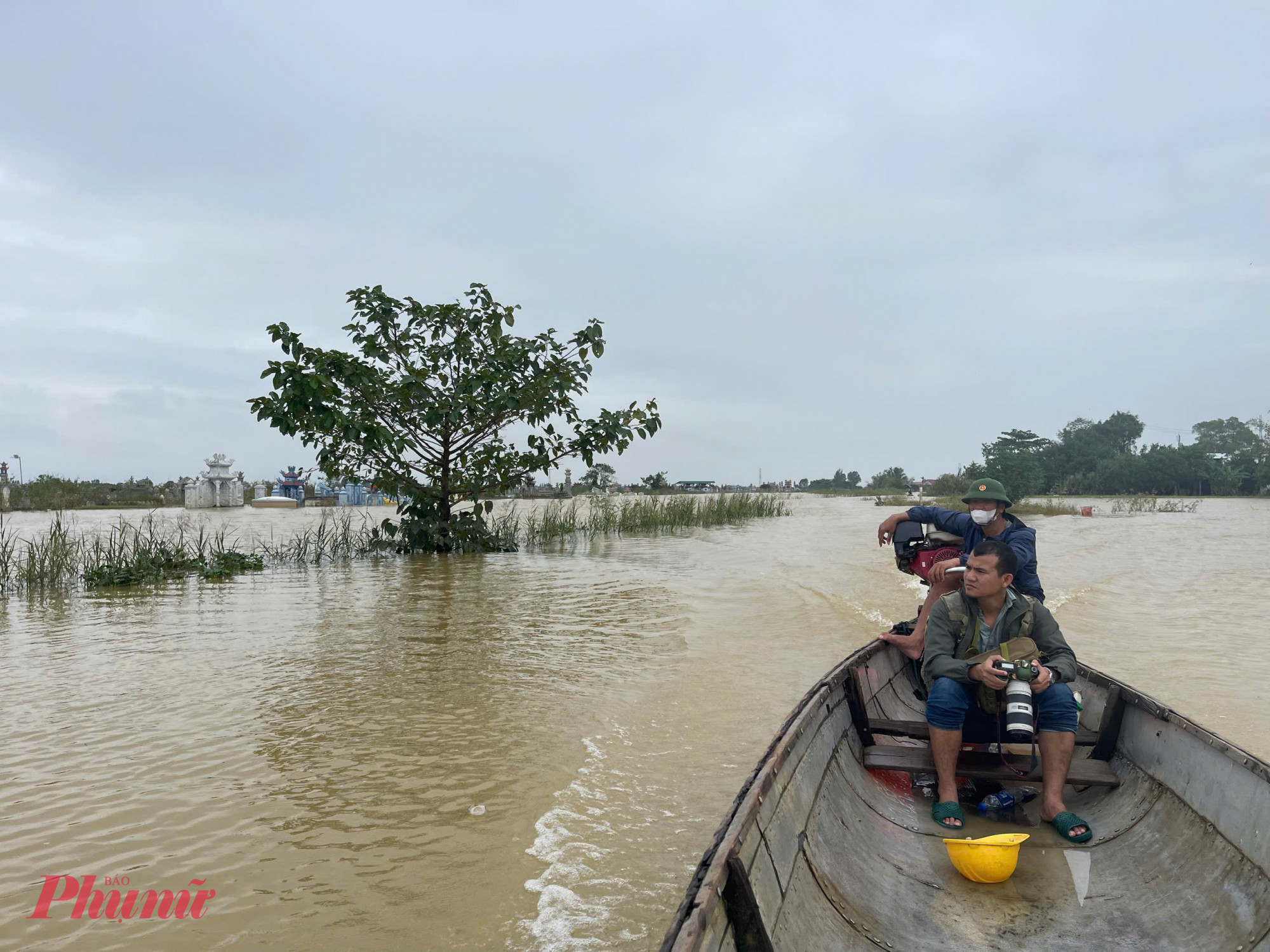 Chiều 6/11  nhiều tổ dân phố ở phường Hóa Châu vẫn còn ngập lụt