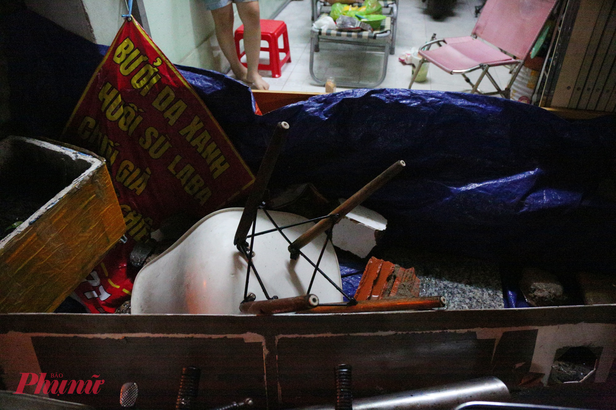 Người dân khu Thanh Đa phòng thủ triều cường bằng 2 lớp hàng rào trước cửa - ảnh: TQ