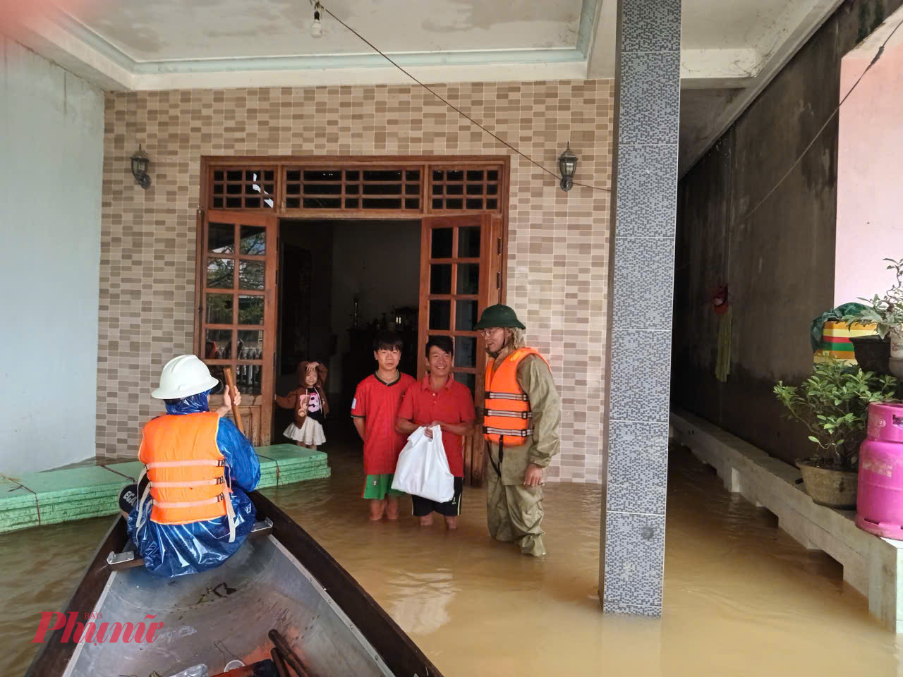 Hiện tại TP Huế còn hơn 10.000 ngôi nhà còn ngập lụt, hoạt động cứu trợ bà con vẫn tiếp tục diễn ra tại  rốn lũ phường Hóa Châu