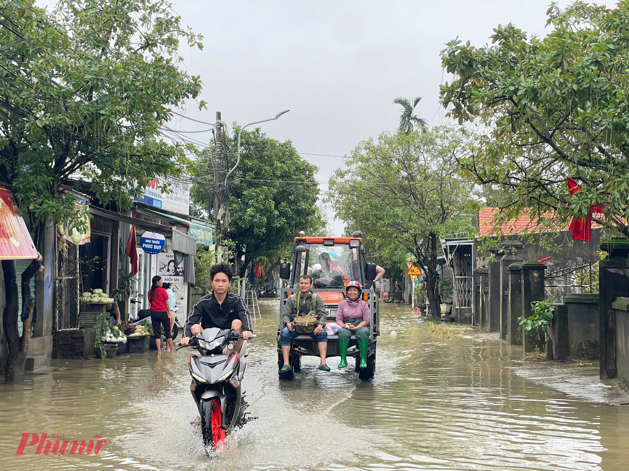 Nhiều khu vực ở làng Triều Sơn Trung phường Hóa Châu còn ngập lũ