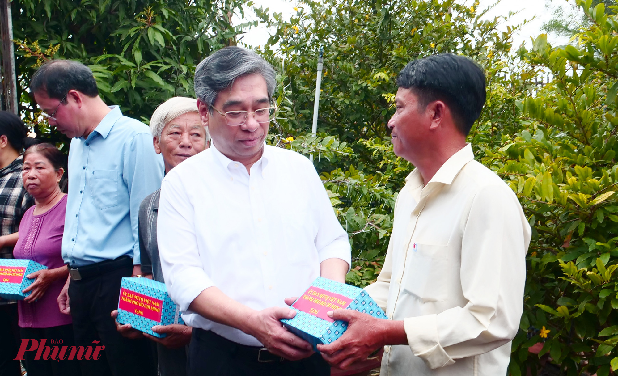 Ông Nguyễn Phước Lộc - Phó Bí thư Thành ủy TPHCM, Chủ tịch Ủy ban MTTQ Việt Nam TPHCM - tặng quà, động viên nông dânbị thiệt hại do triều cường gây ra 