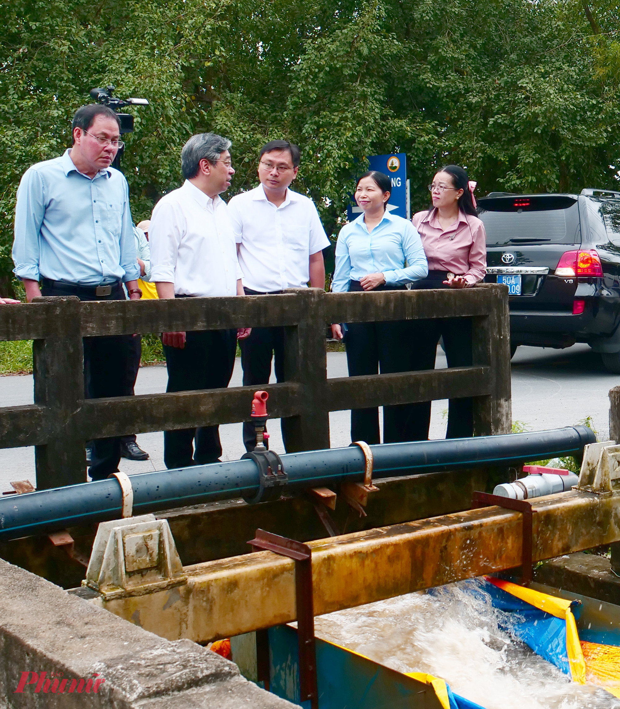 Đoàn công tác khảo sát tình hình bơm xả nước chống ngập úng tại các địa điểm cống tại xã Bình Lợi - Ảnh: Trang Nguyễn 