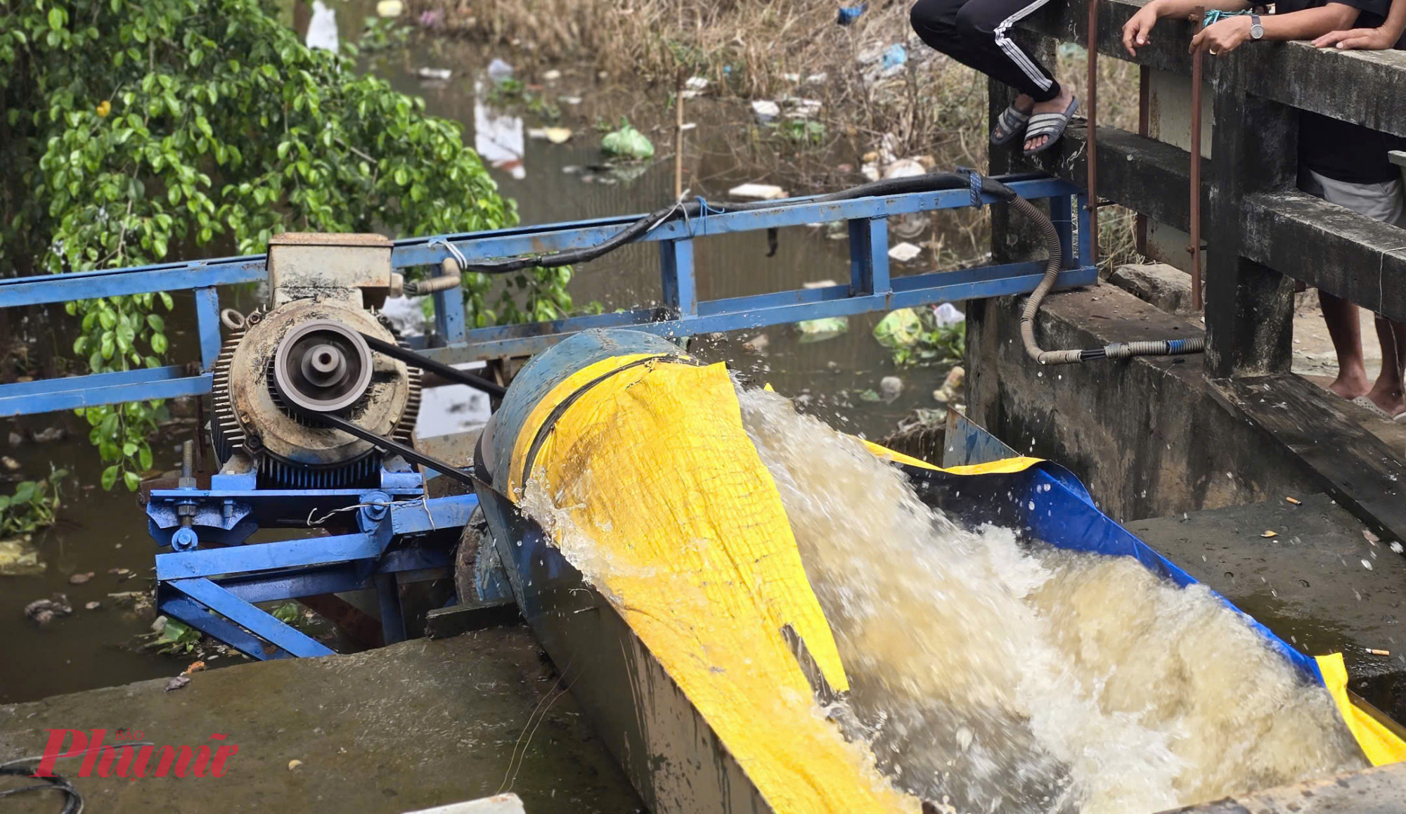 Nhiều điểm cống vận hành bơm xả nước liên tục để khắc phục tình trạng ngập ứng cục bộ tại các điểm ngập ứng - Ảnh: Trang Nguyễn 