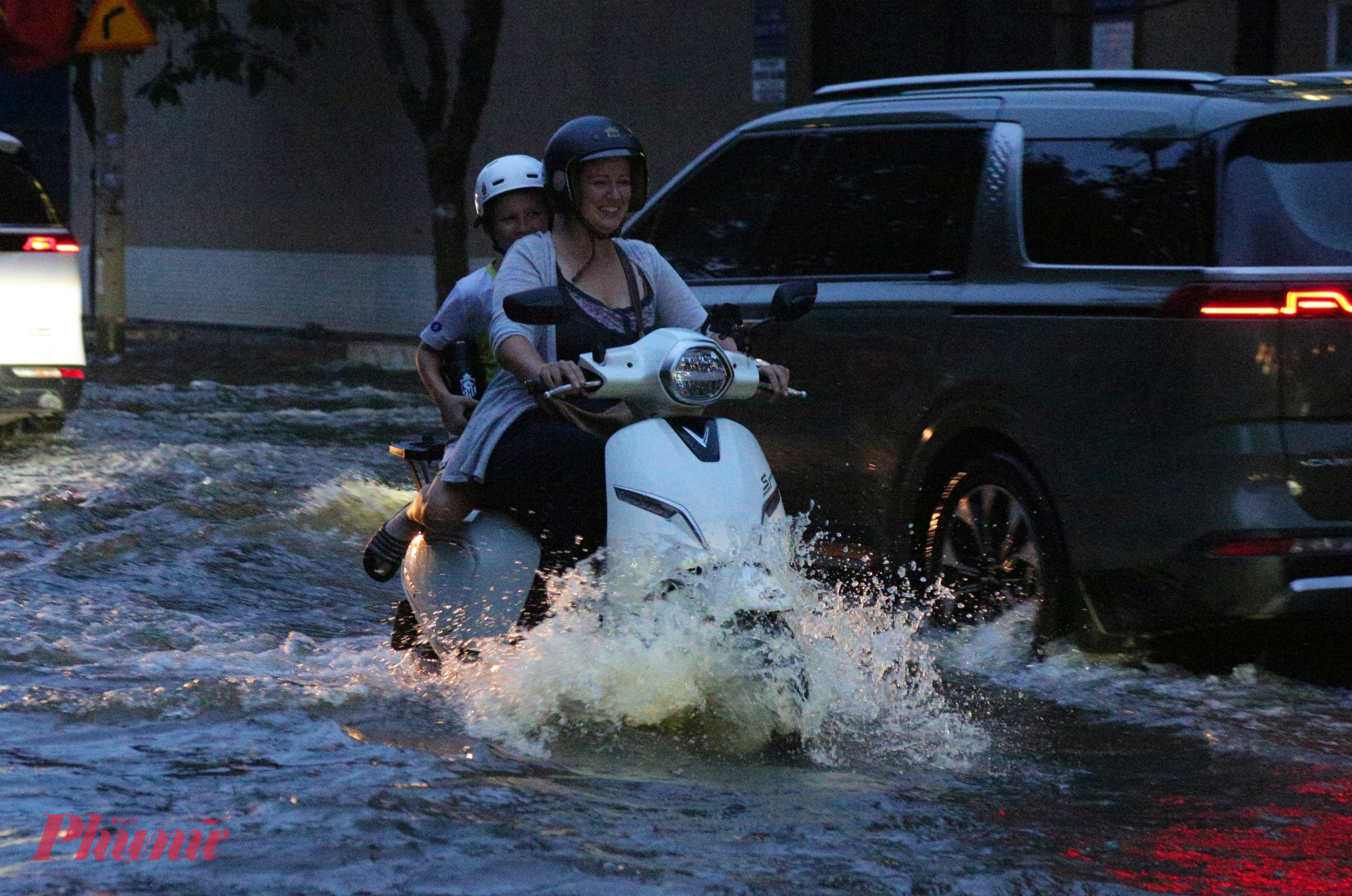 Khu Thảo Điền - nơi có nhiều người nước ngoài sinh sống cũng đã quá quen với triều cường gây ngập.