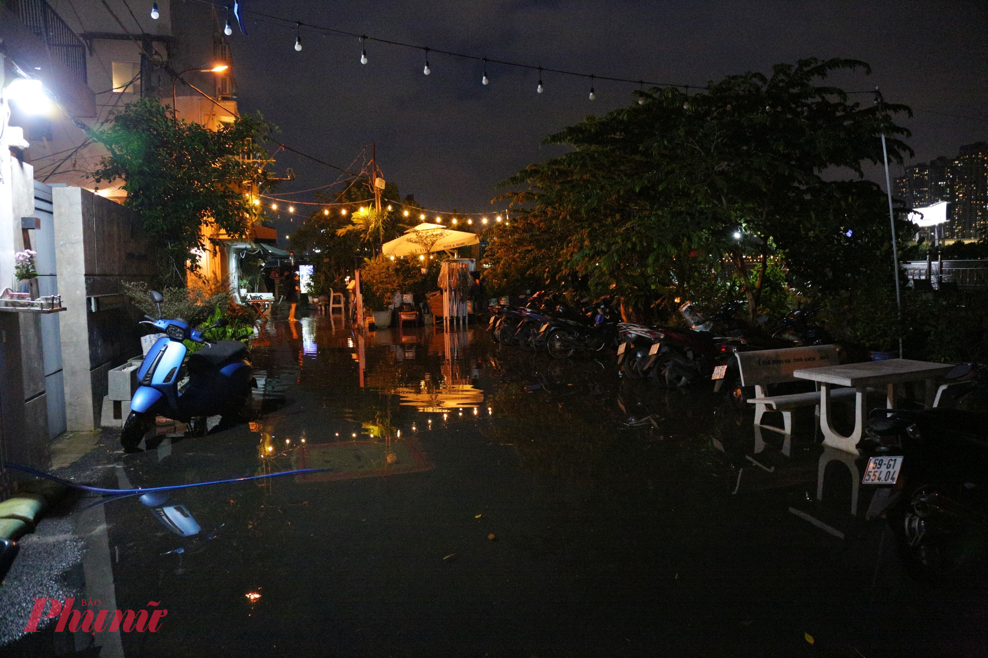 Một quán cafe tại hẻm trên đường Nguyễn Văn Hưởng cũng bị ngập. 