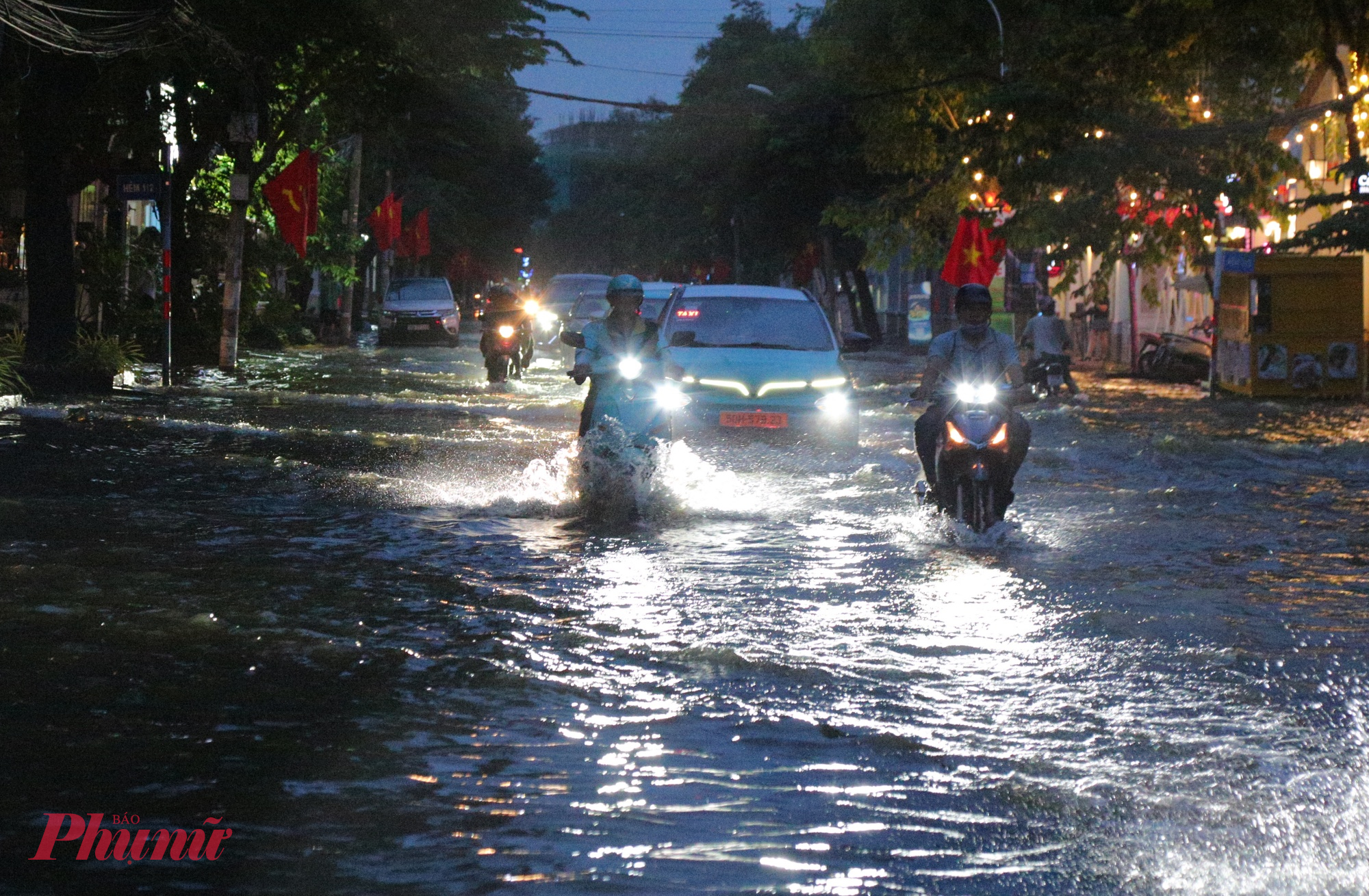 Đến khoảng 18h, các tuyến đường tại khu Thảo Điền vẫn còn ngập sâu.