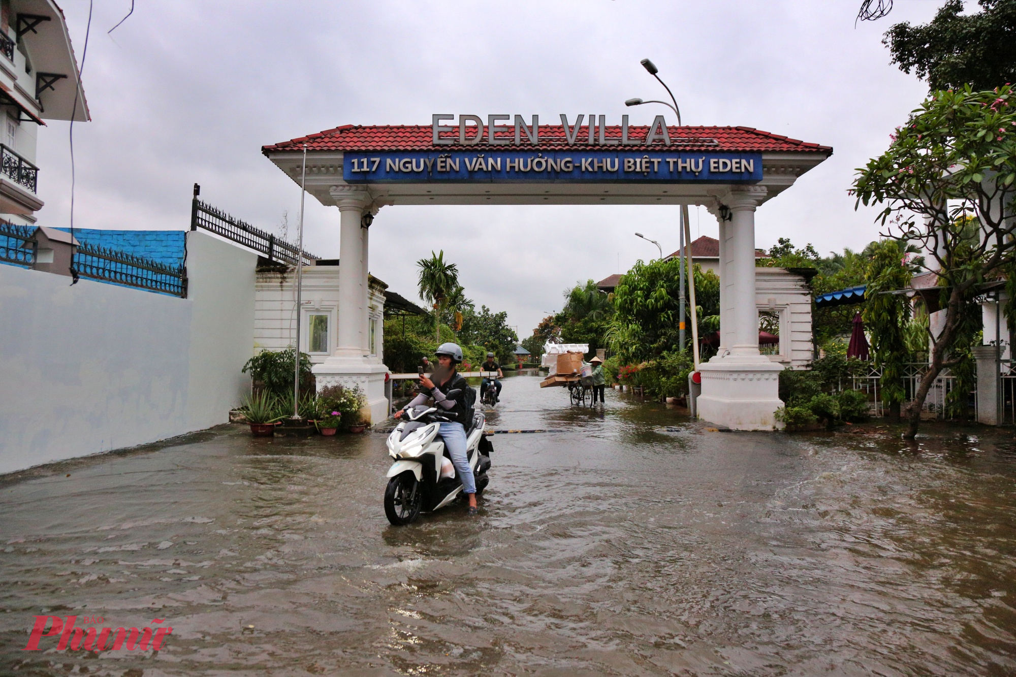Tại đường Nguyễn Văn Hưởng, nước tràn cả vào sân nhiều khu biệt thự, nhà hàng, quán cà phê sang trọng khiến người dân chật vật ứng phó. 