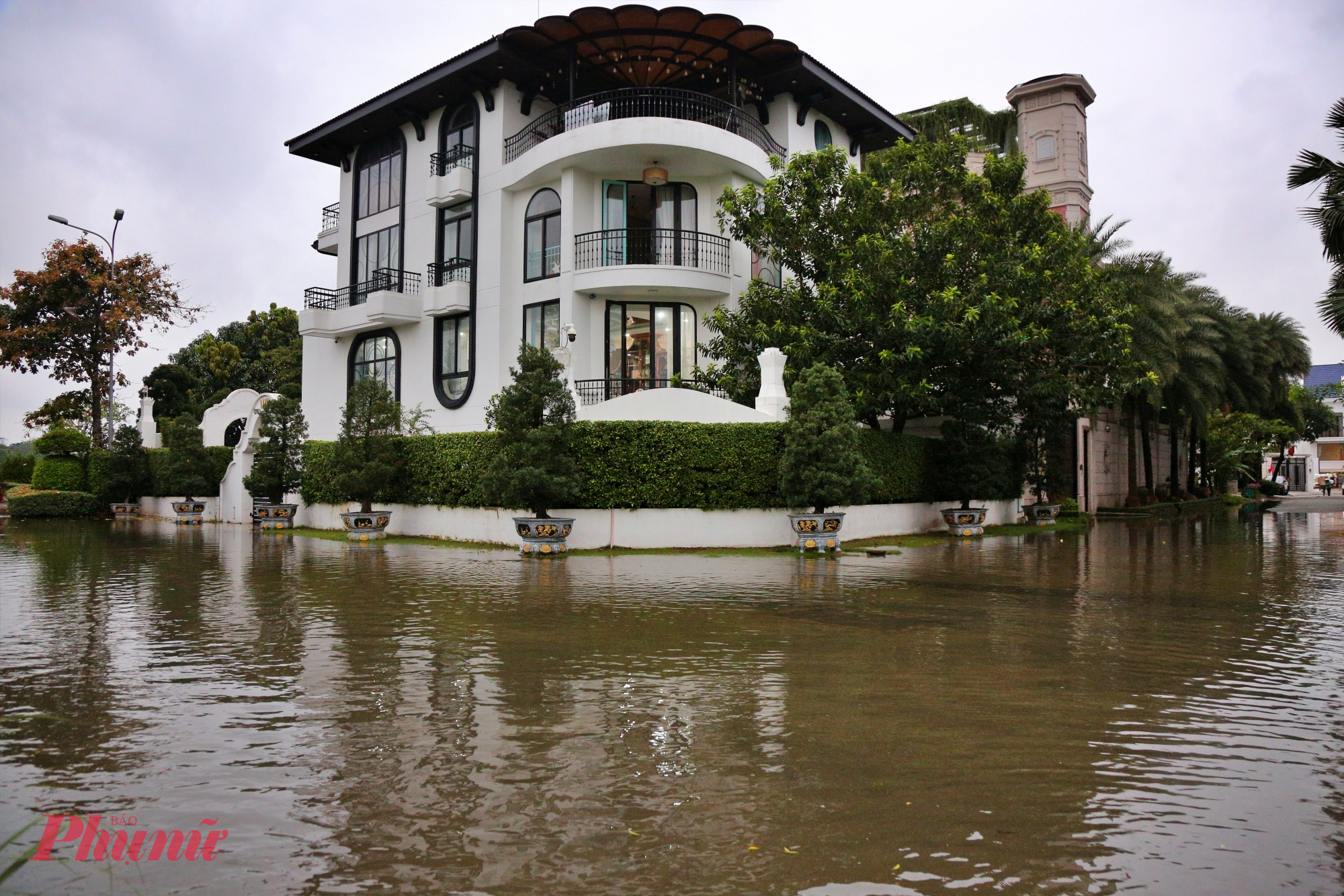 Khu biệt thự Eden bị triều cường tấn công gây ngập khoảng nửa mét