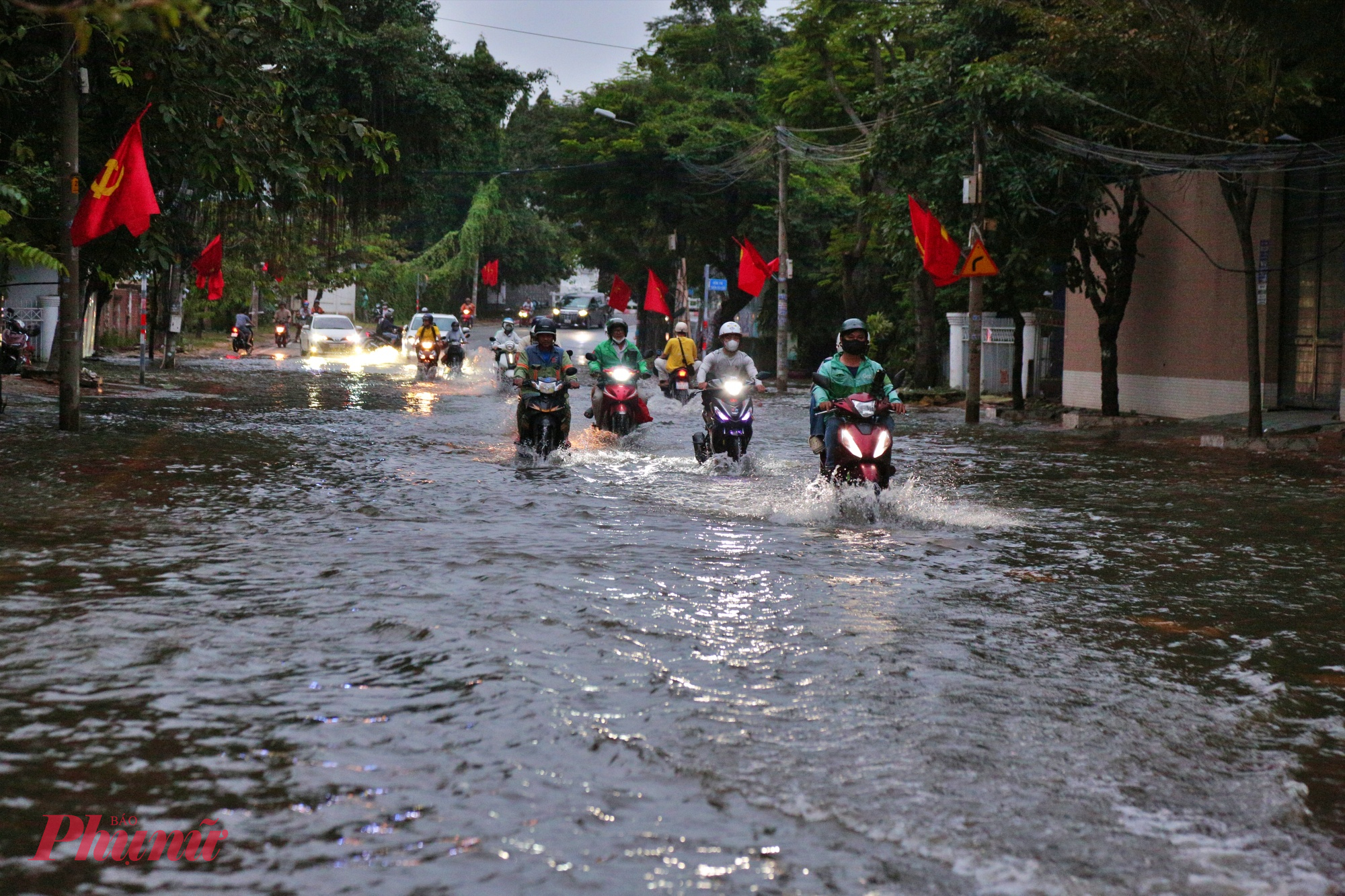 Tại khu “nhà giàu” Thảo Điền (phường An Khánh, TPHCM), hàng loạt tuyến đường ngập sâu gần 1m, người dân chật vật di chuyển giữa dòng nước đen ngòm.