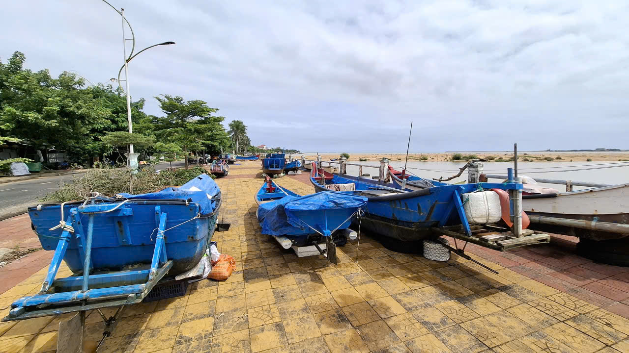 Người dân Đắk Lắk 'nhìn biển đã bắt đầu thấy sợ' Tàu thuyền ngư dân phường Tuy Hòa đưa lên bờ- Ảnh: Trâm Trân