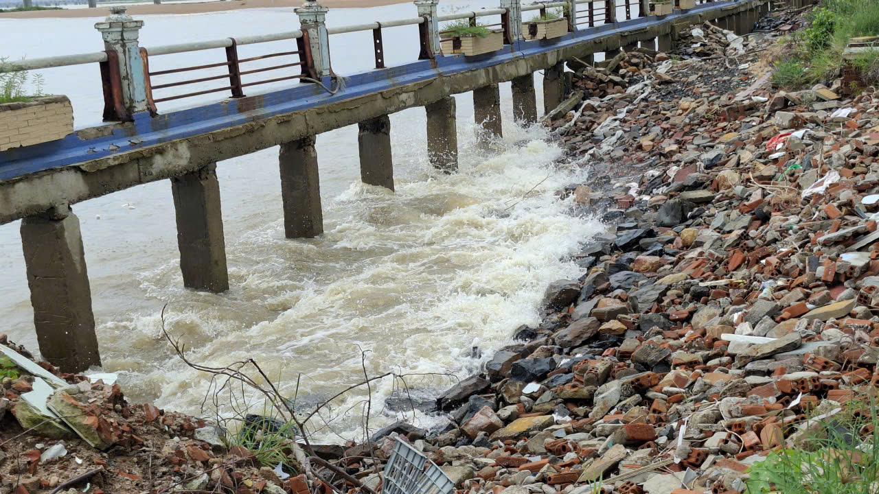 Người dân Đắk Lắk 'nhìn biển đã bắt đầu thấy sợ' Sóng lớn đánh bờ kè Tuy Hòa sạt lở uy hiếm khu dân cư- Ảnh: Trâm Trân