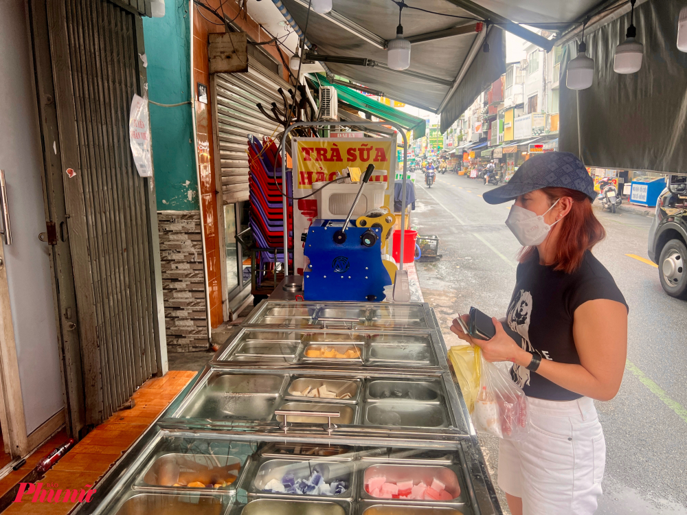 Tại đường ẩm thực Nguyễn Thượng Hiền (phường Bàn Cờ) cũng có khá nhiều tiệm trà sữa giá rẻ 7.000 đồng. Các cửa hàng chủ yếu thuê ki-ốt nhỏ, thiết kế cửa hiệu đơn điệu.