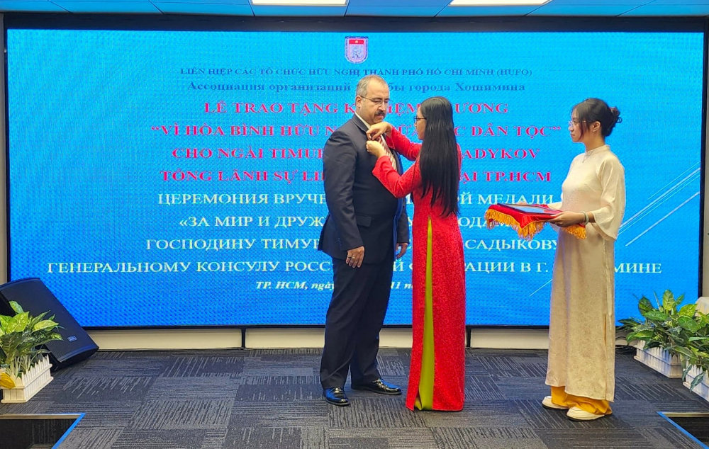 Bà Hà Thang - Chủ tịch Liên hiệp các tổ chức hữu nghị TPHCM (HUFO) trao kỷ niệmc hương cho ông Timur Sirozhevich Sadyov 