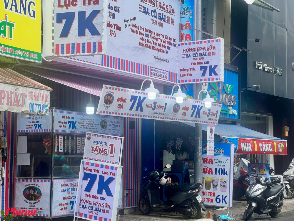 Các tiệm trà sữa ngoài bán đồg giá, còn chạy các chương trình khuyến mãi như Mua 3 tặng 1 