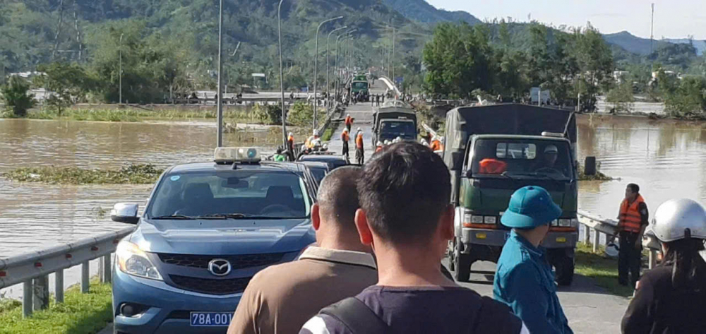 Nước ngập cầu La Hai