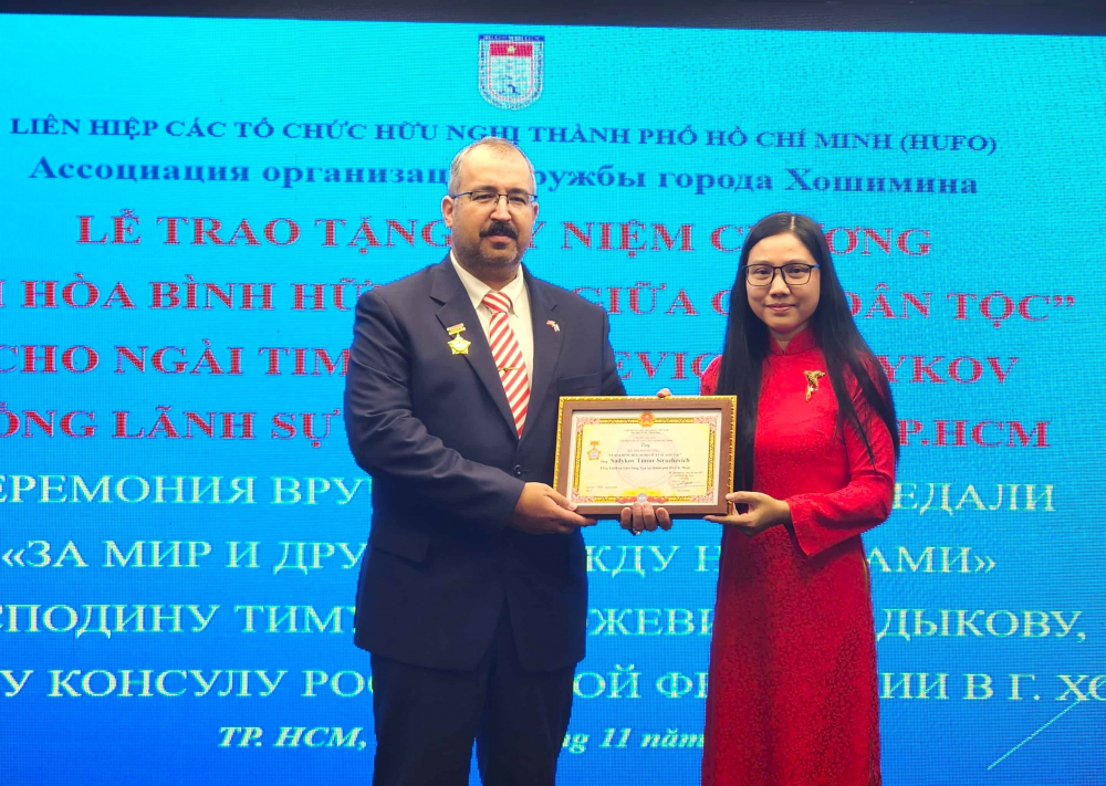 Đón nhận tấm lòng từ phía bạn bè Việt Nam, ông Timur Sirozhevich Sadyov khẳng định cam kết của lãnh sự quán trong việc thúc đẩy các hoạt động ngoại giao nhân dân trong thời gian tới