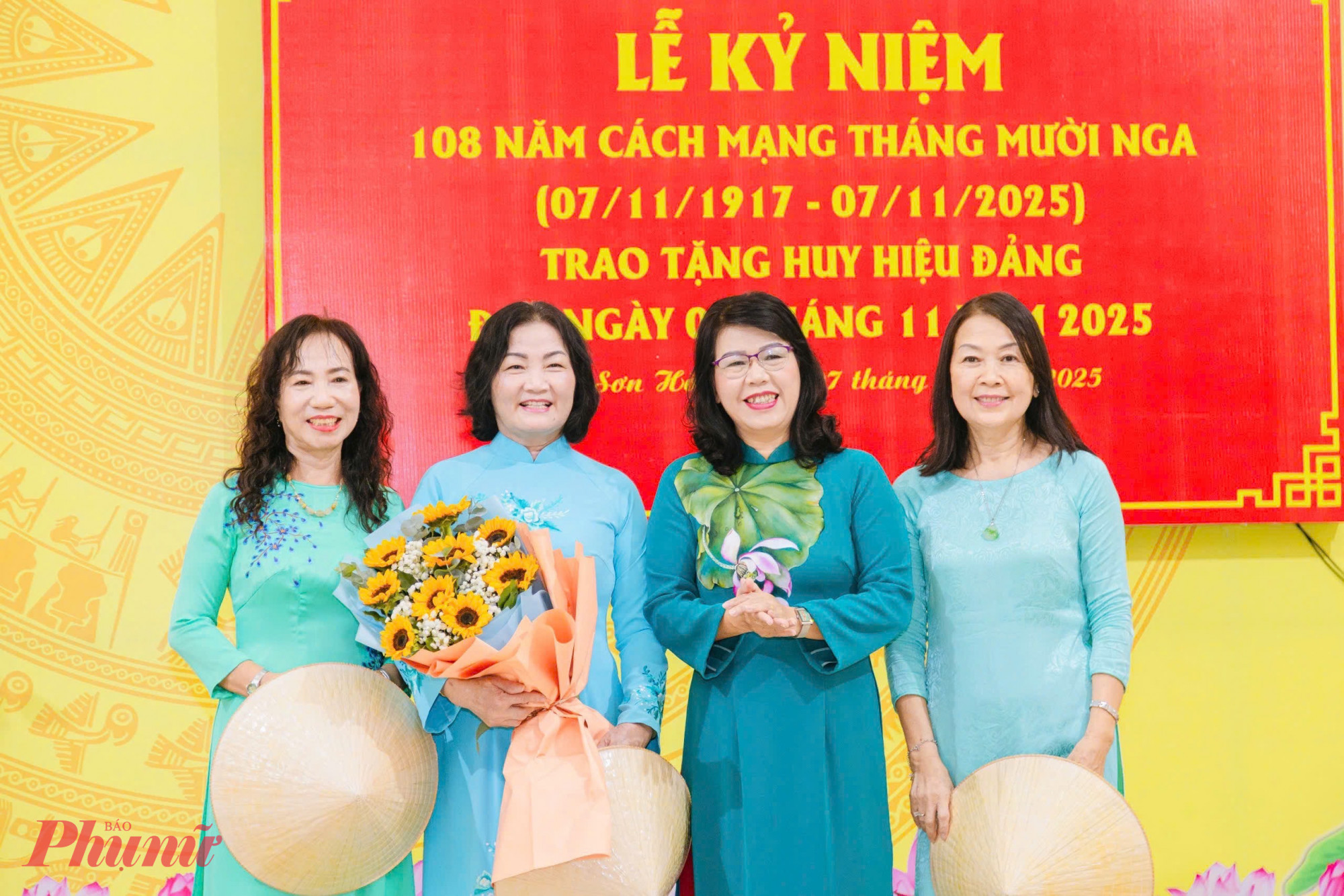 Lễ trao Huy hiệu Đảng tại phường Tân Sơn Hòa sáng 7/11 - Ảnh: Thanh Tâm