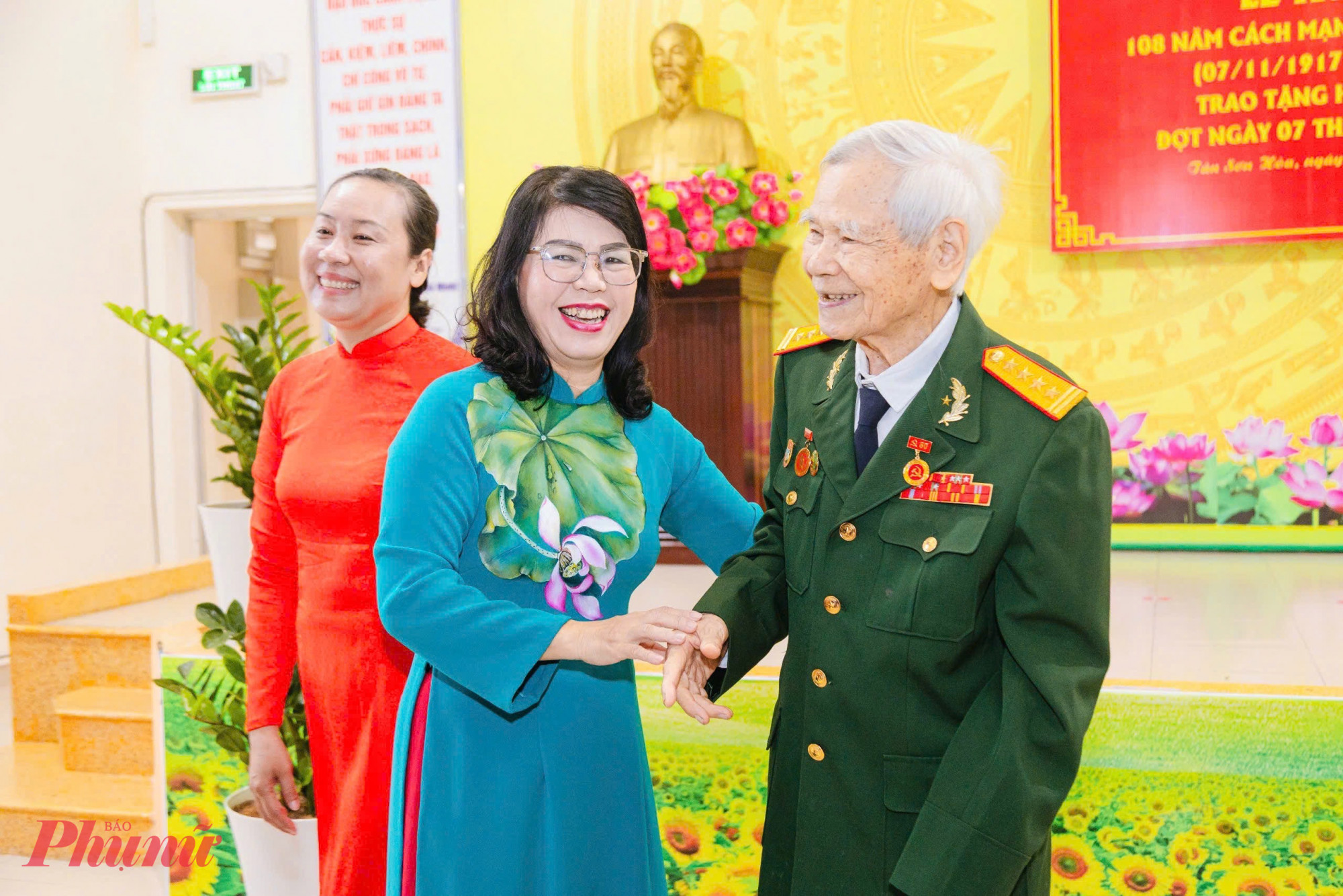 Bí thư Đảng ủy phường Tân Sơn Hòa thăm hỏi Đảng viên lão thành Nguyễn Văn Thái - Ảnh: Thanh Tâm