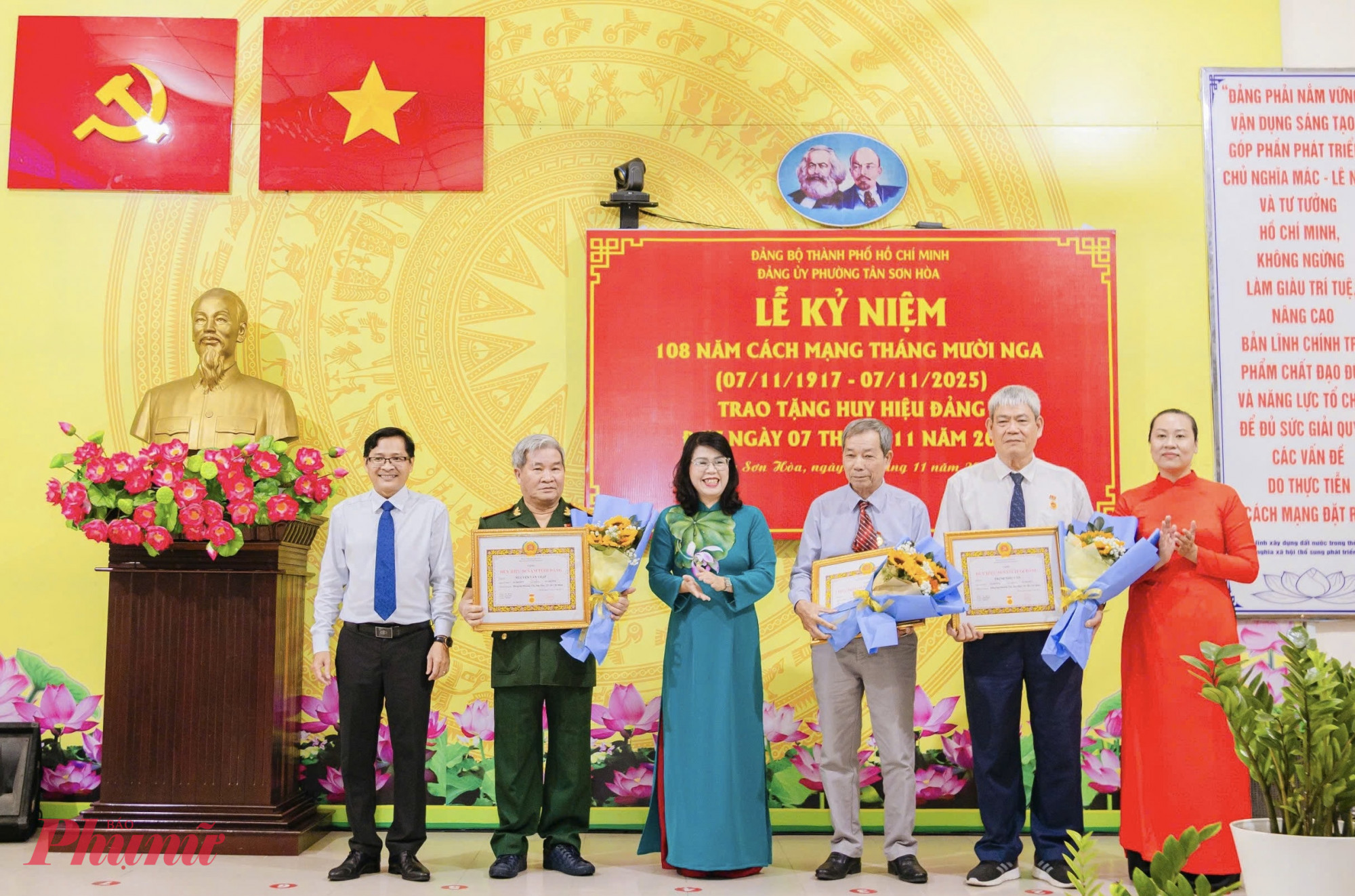 Lãnh đạo phường Tân Sơn Hoà trao Huy hiệu Đảng cho các đảng viên - Ảnh: Thanh Tâm