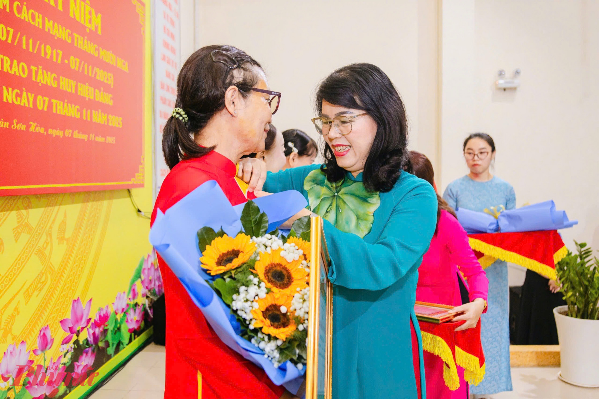 Bà Trương Lê Mỹ Ngọc - Bí thư Đảng ủy phường Tân Sơn Hòa trao Huy hiệu cho các Đảng viên tiêu biểu - Ảnh: Thanh Tâm 