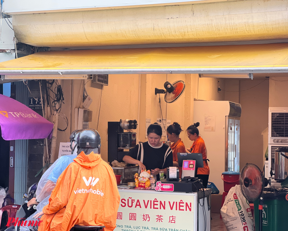 Theo quát sát mặc dù giá rẻ, nhưng các thương này vẫn có khá đông khách hàng, nhất là các bạn trẻ ghé mua. Gần như buổi tối tại khu vực gần trước cổng Đại Học Ngân Hàng TPHCM (đường Hoàng Diệu) 