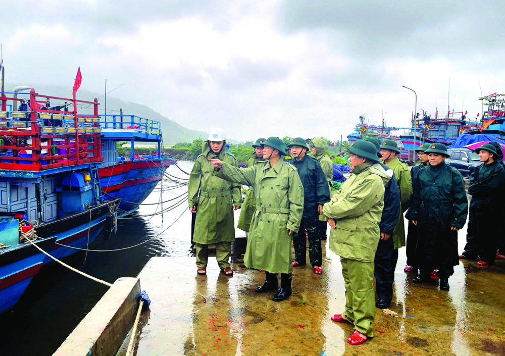Miền Trung lại đương đầu với những trận bão, lũ mới Đoàn công tác của Bộ Quốc phòng kiểm tra công tác phòng, chống bão ở cảng Mỹ Á, phường Trà Câu, tỉnh Quảng Ngãi - ẢNH: SÔNG HÀN