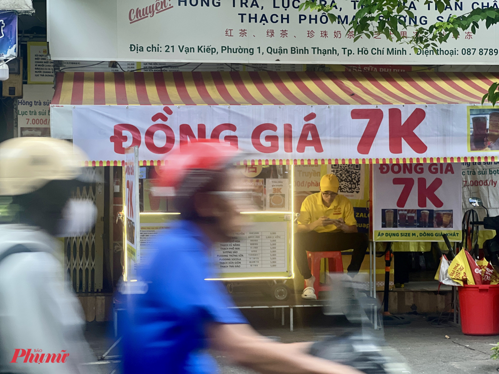 Theo ghi nhận của phóng viên báo Phụ nữ TPHCM tại các con đường chuyên doanh ẩm thực như Nguyễn Thượng Hiền, Vạn Kiếp, Hoàng Diệu 2,...tràn lan các thương hiệu trà sữa giá rẻ, đồng giá 6.000-7.000 đồng/ly. 