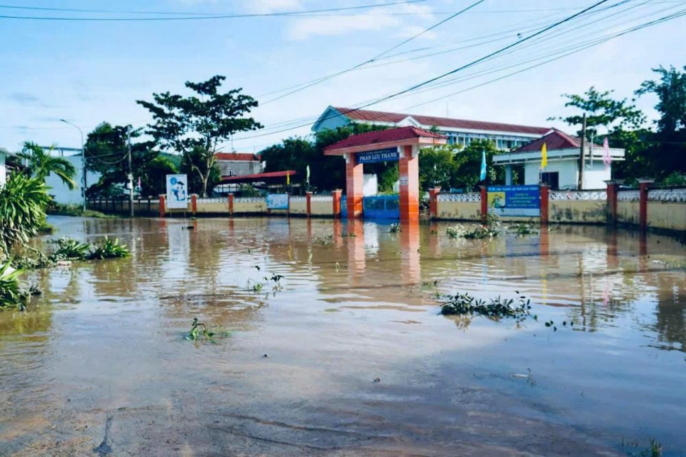 Mênh mông nước, các trường cho học sinh nghỉ học tránh bão