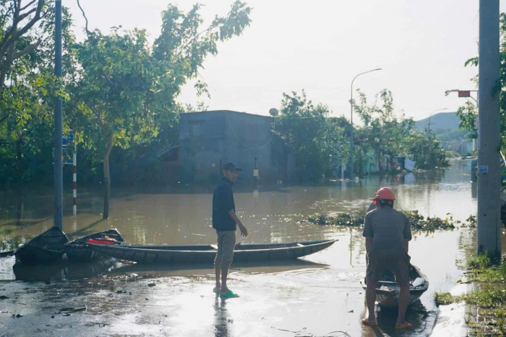 Ruộng đồng, nhà cửa chìm trong biển nước