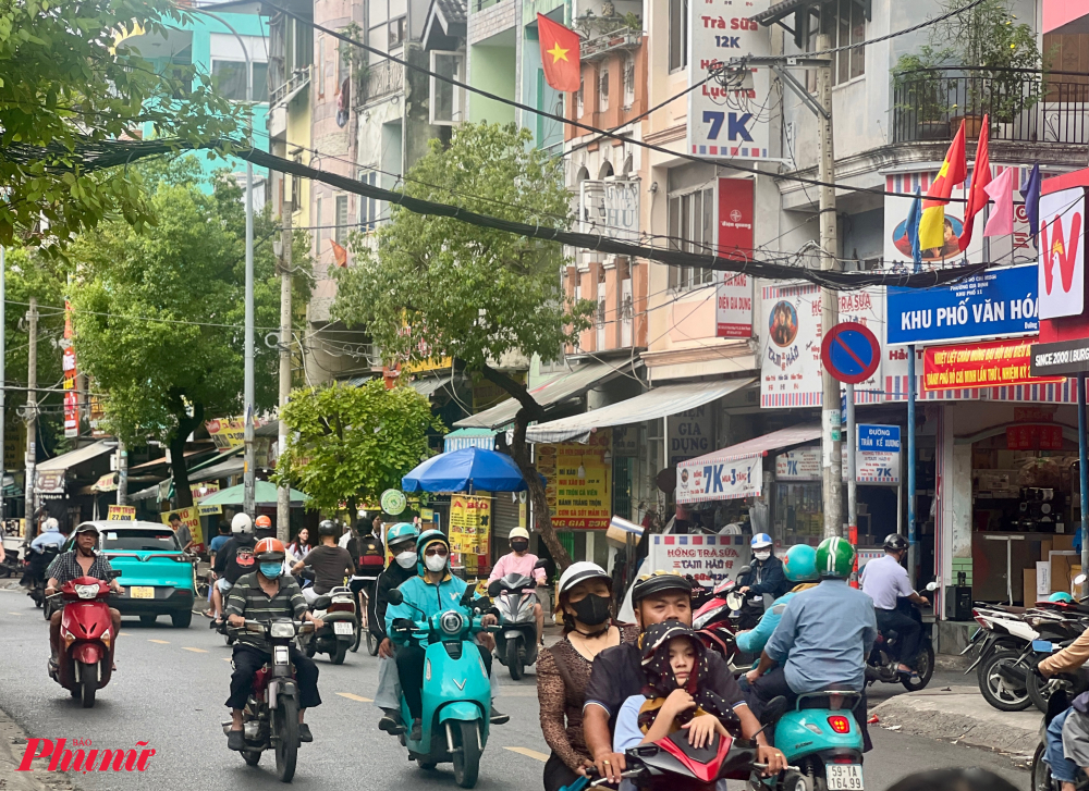 Riêng tại đường Vạn Kiếp có chiều dài chưa tới 1km đã có hơn 5 điểm kinh doanh các loại trà sữa giá rẻ. Những thương hiệu mới xuất hiện như TPHCM hiện có đến hàng chục thương hiệu trà sữa giá siêu rẻ, gọi tên Hồng trà sữa Ba Cô Gái - Tam Hảo, Trà sữa Viên Viên, Trà sữa Châu Viên, Trà sữa Phi Phi...  